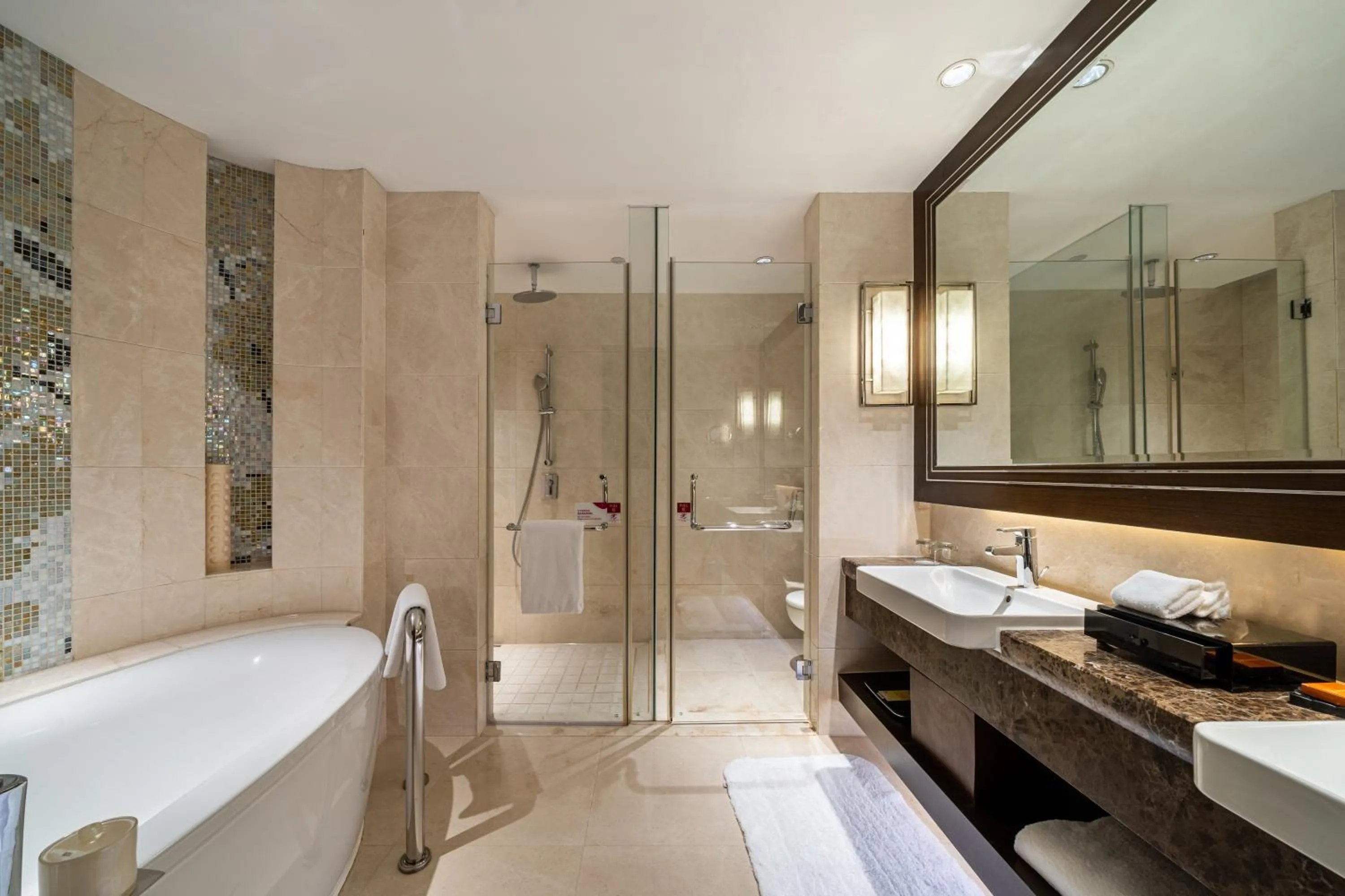 Photo of the whole room, Bathroom in Crowne Plaza Shaoxing, an IHG Hotel
