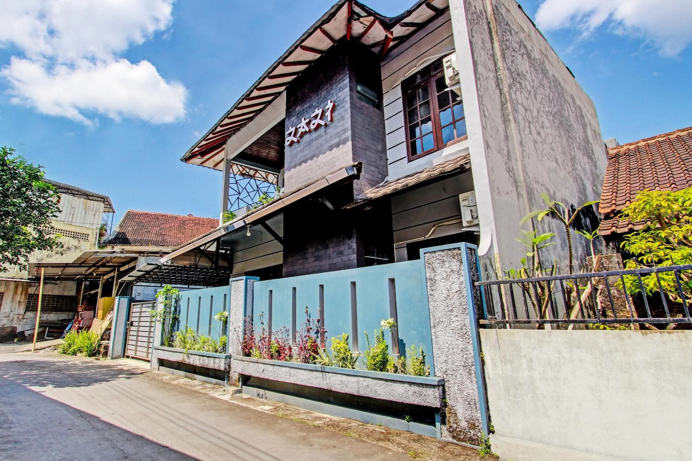 Facade/entrance in OYO Life 92575 Zazi Homestay