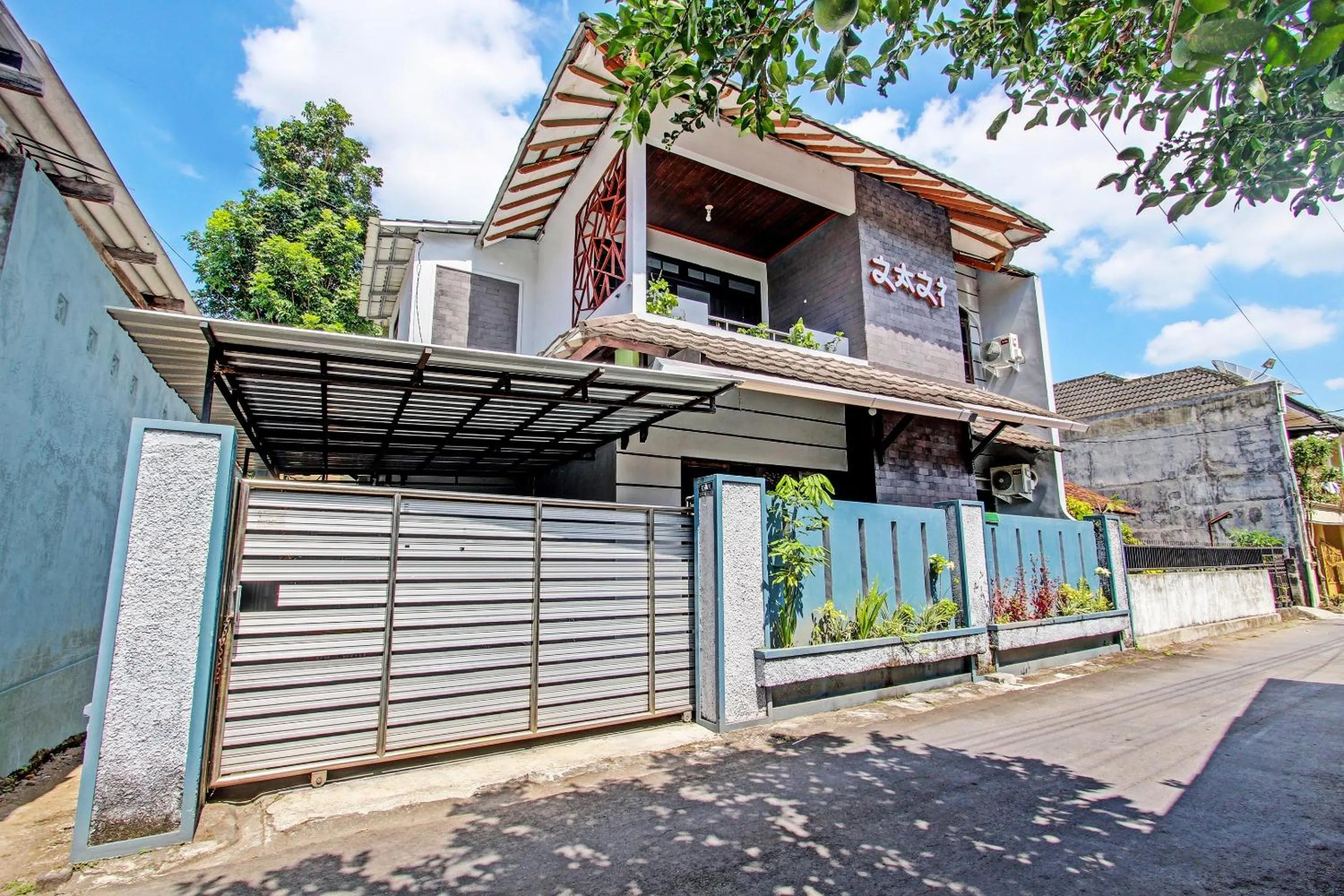 Facade/entrance in OYO Life 92575 Zazi Homestay