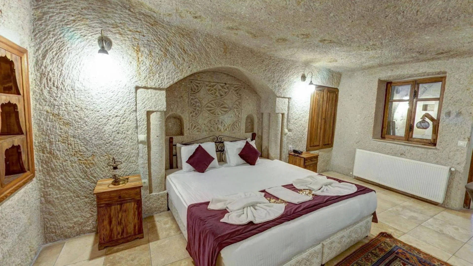 Bed in Elegance Cave Suites & Restaurant