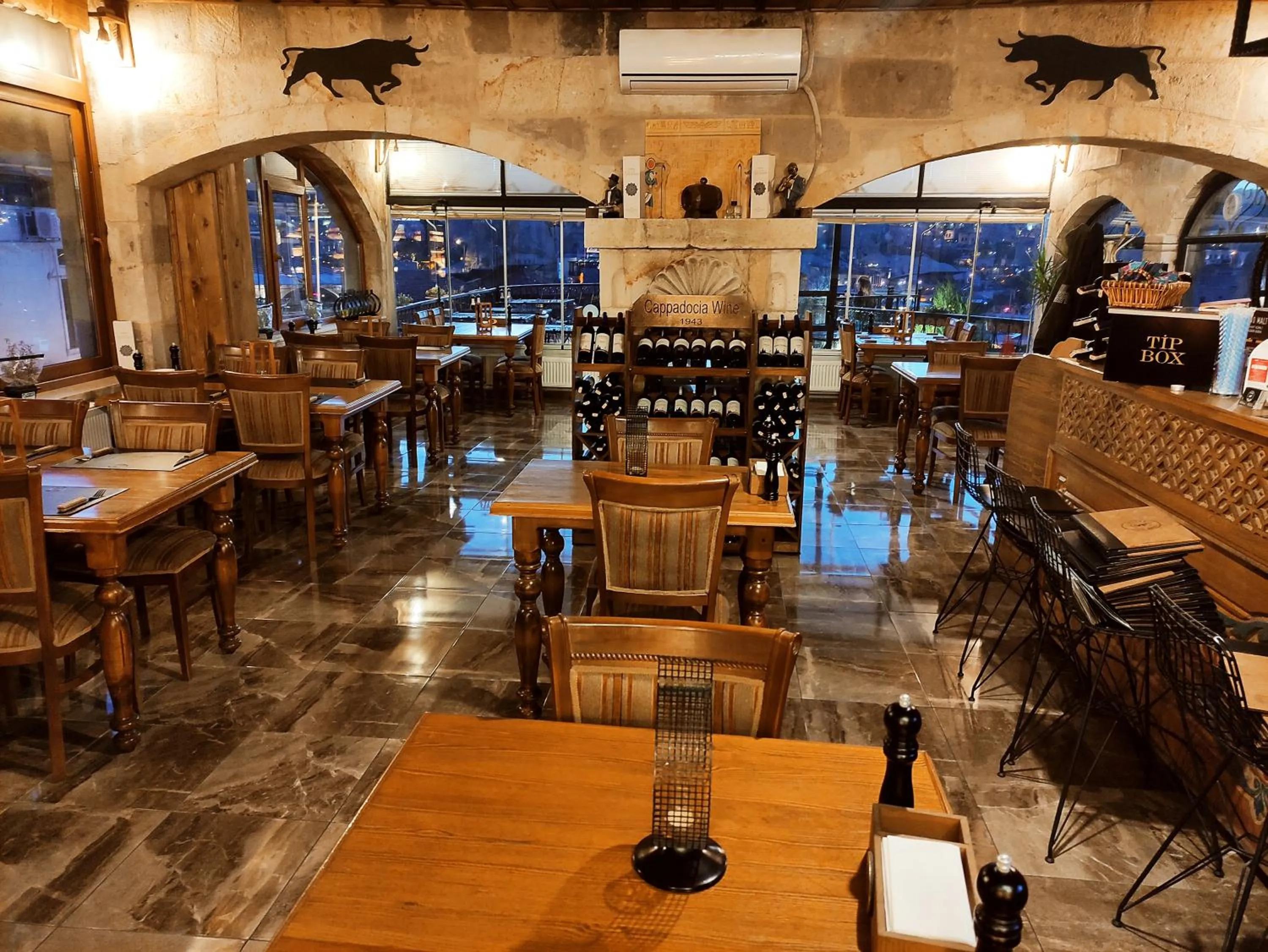 Restaurant/places to eat in Elegance Cave Suites & Restaurant