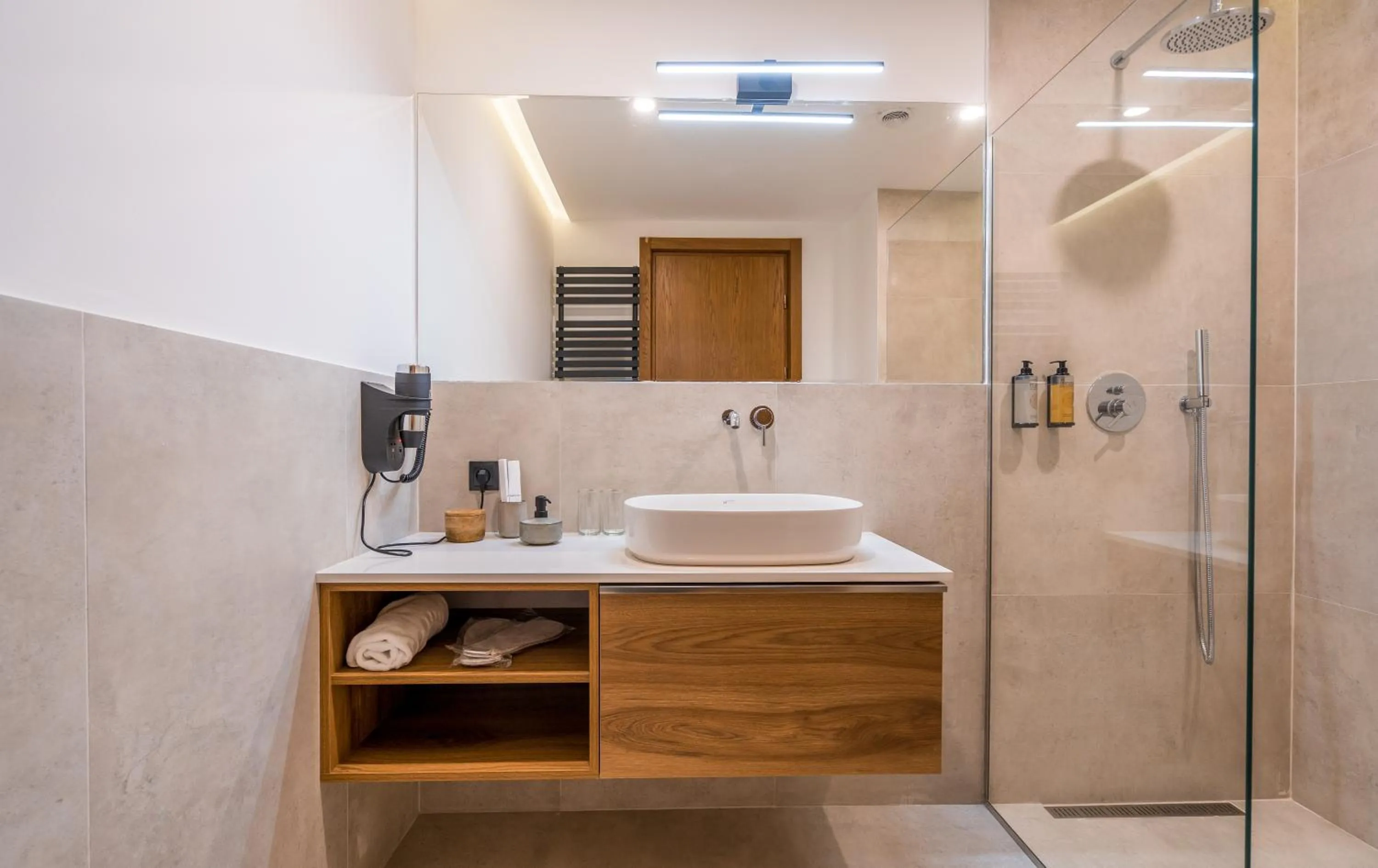 Shower in Step Inn - Kazbegi