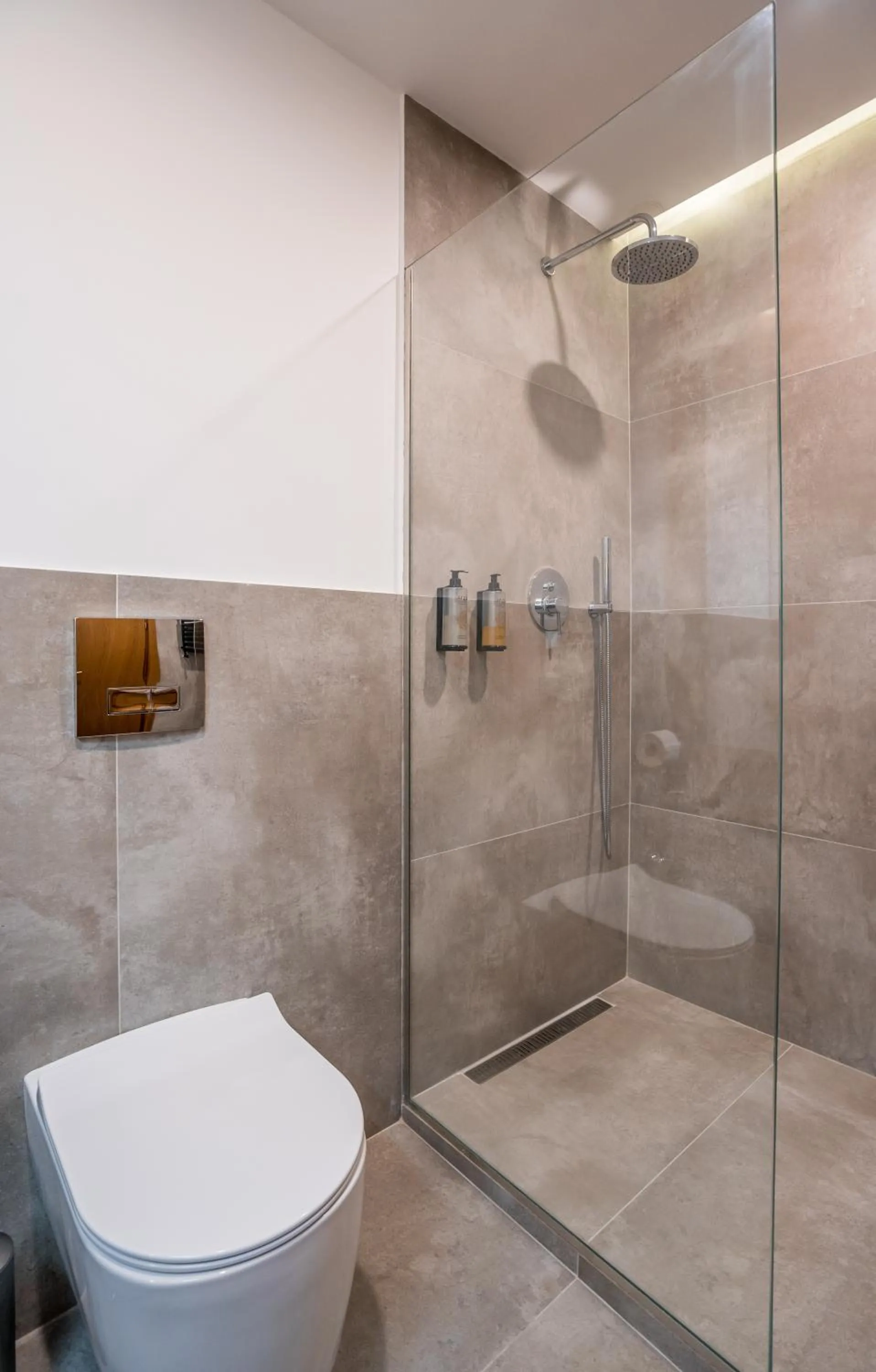 Shower in Step Inn - Kazbegi