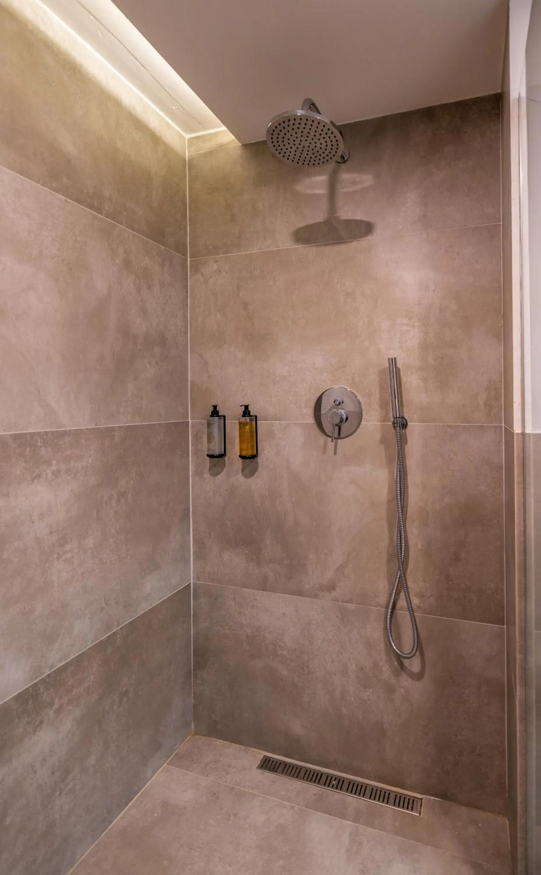 Shower in Step Inn - Kazbegi