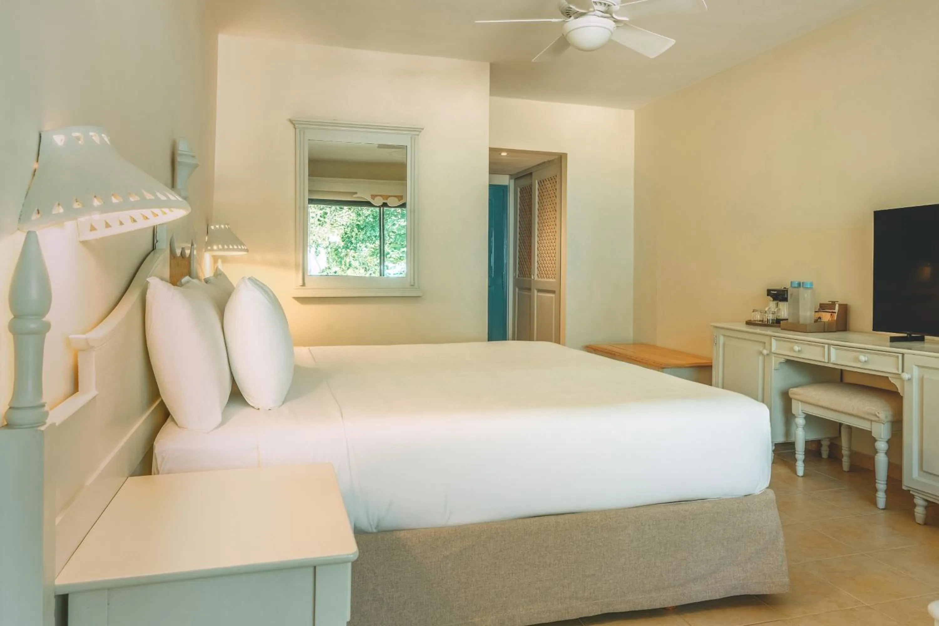 Bed in Iberostar Waves Costa Dorada - All Inclusive