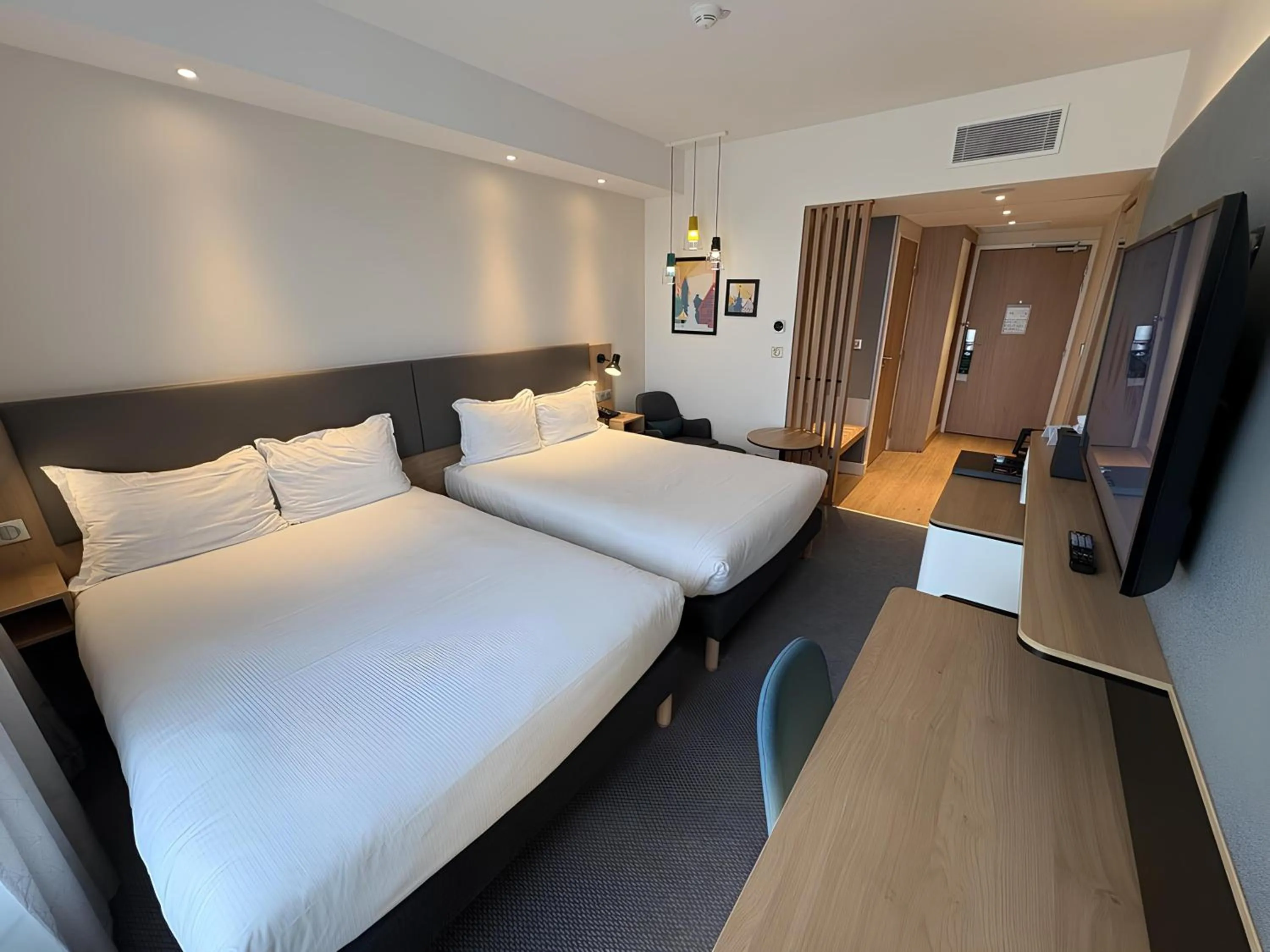 Photo of the whole room, Bed in Holiday Inn Dijon Sud - Longvic by IHG