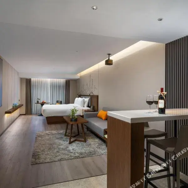 Video King Room in UrCove by HYATT Futian CBD-毗邻福田站和星河COCO Park 尊享免费迷你吧 Video King Room in UrCove by HYATT Futian CBD-毗邻福田站和星河COCO Park 尊享免费迷你吧