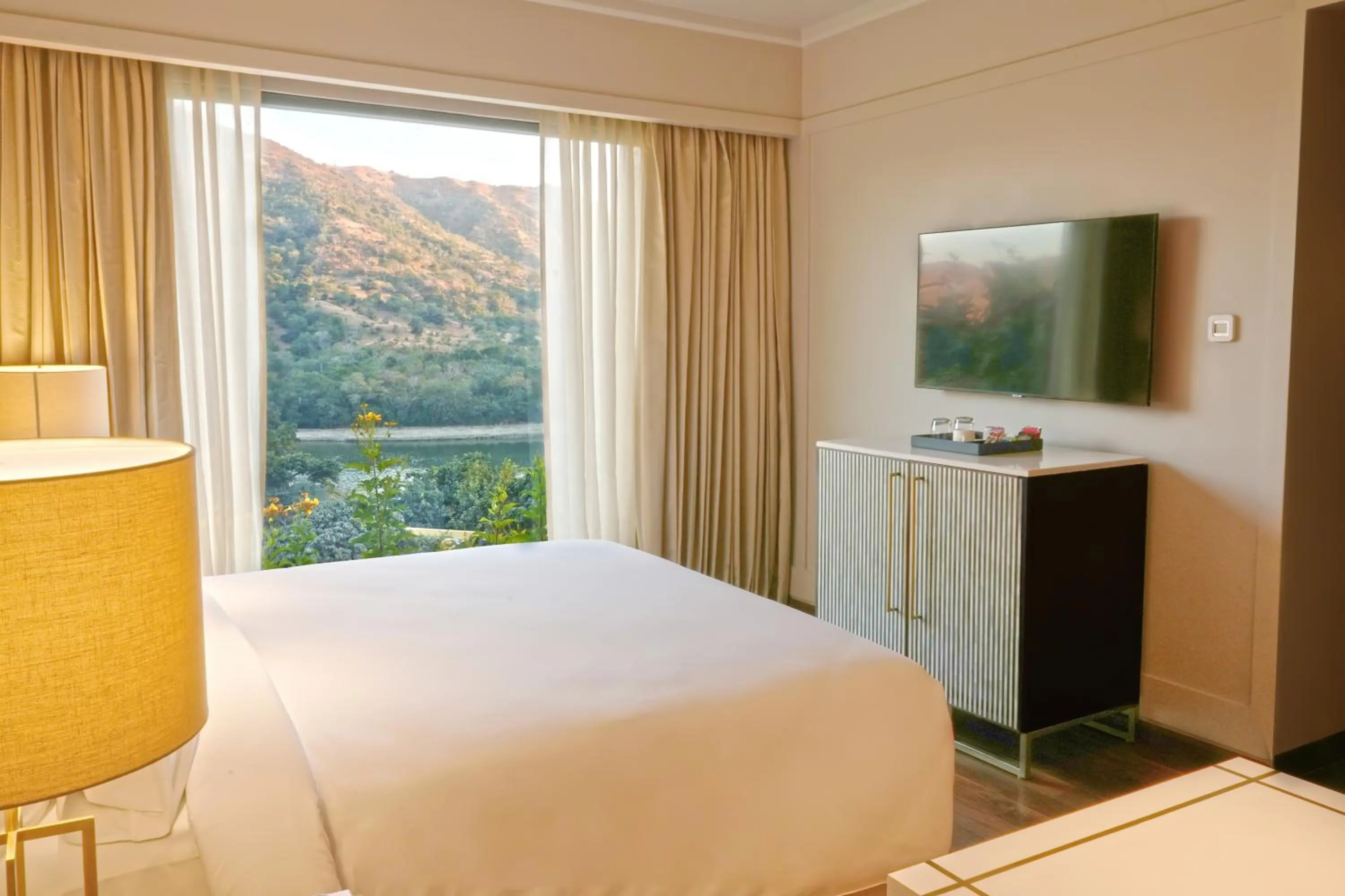 Bed in Radisson Blu Resort Kumbhalgarh