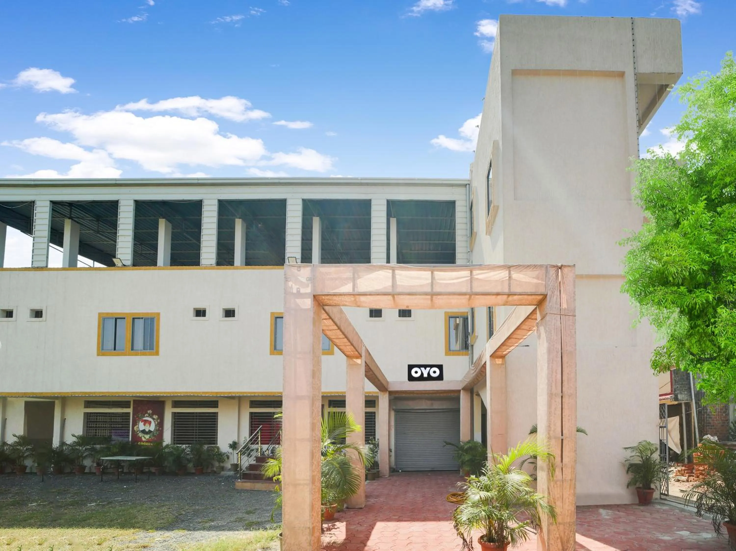 Facade/entrance in Super Hotel O Lalit And Marriage Garden