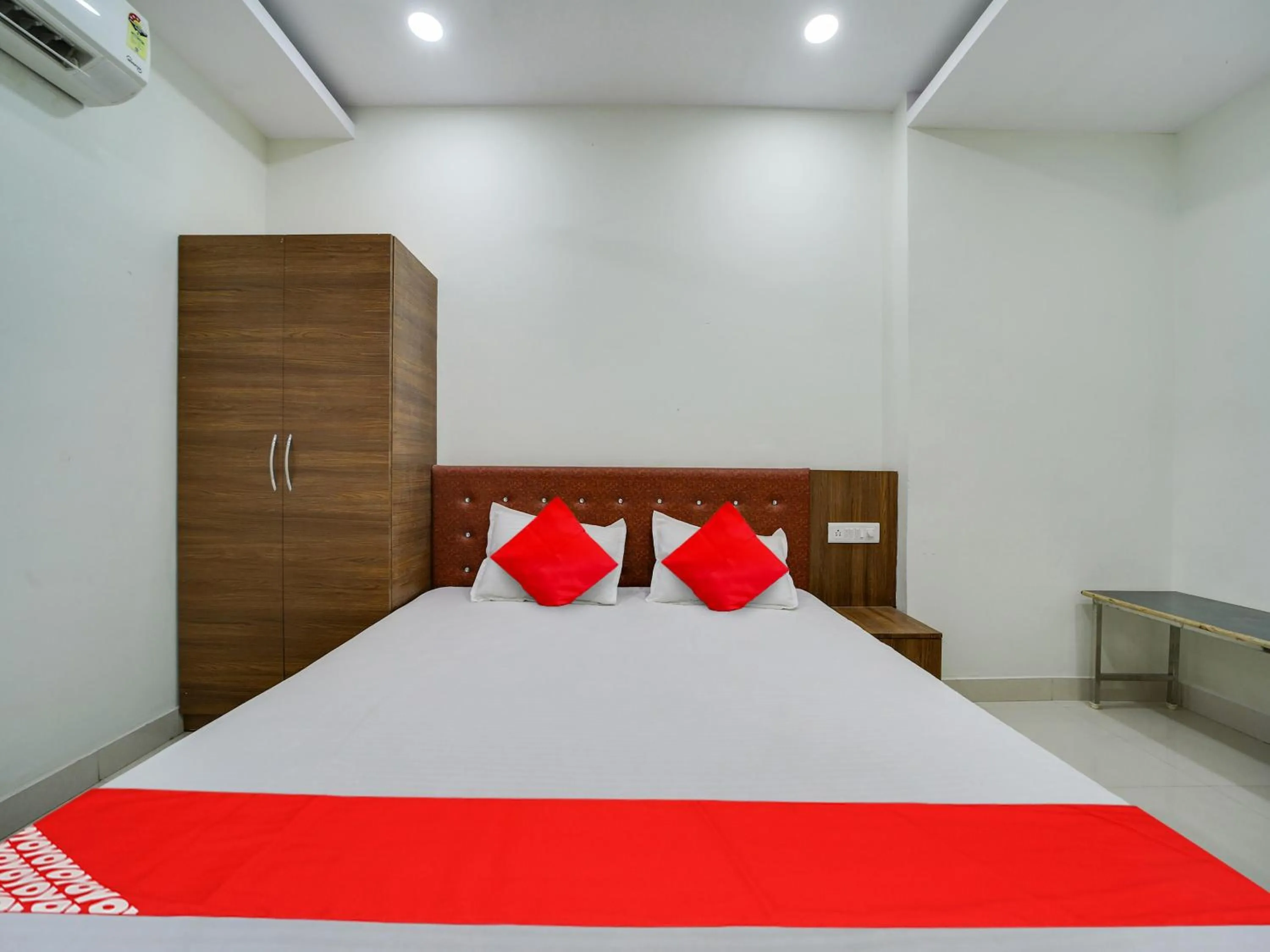 Bedroom in Super Hotel O Lalit And Marriage Garden