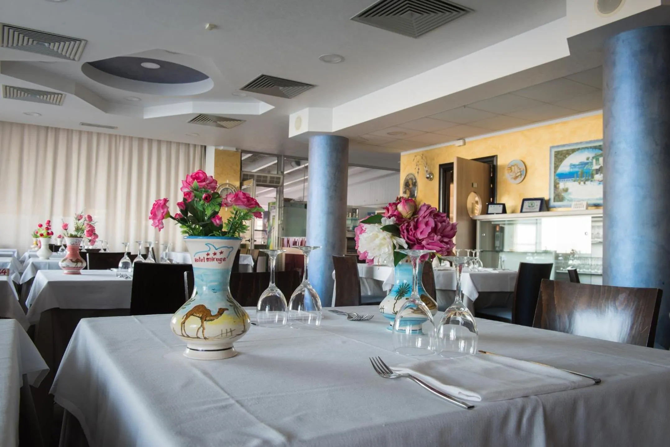 Restaurant/places to eat in Hotel Mirage