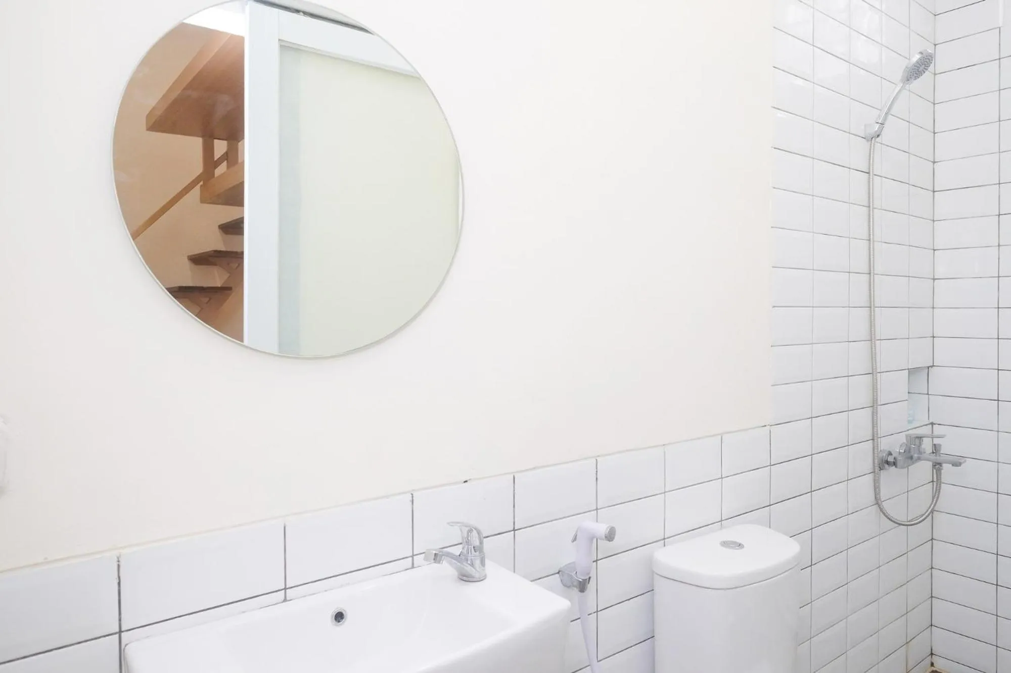 Shower in Sans Hotel Aurum Majapahit Semarang