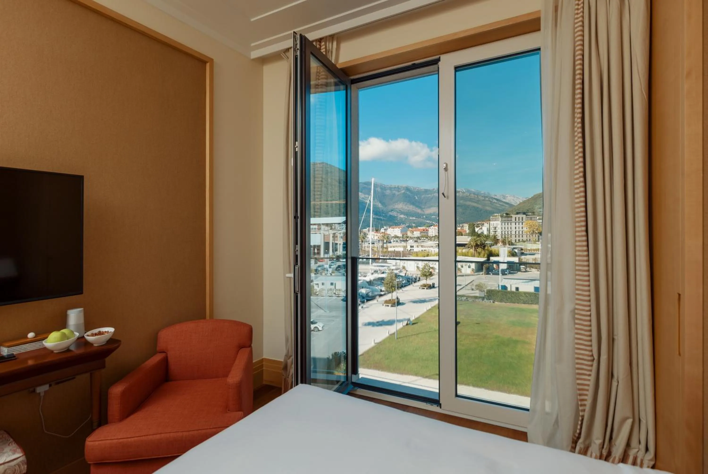 Bed in Regent Porto Montenegro