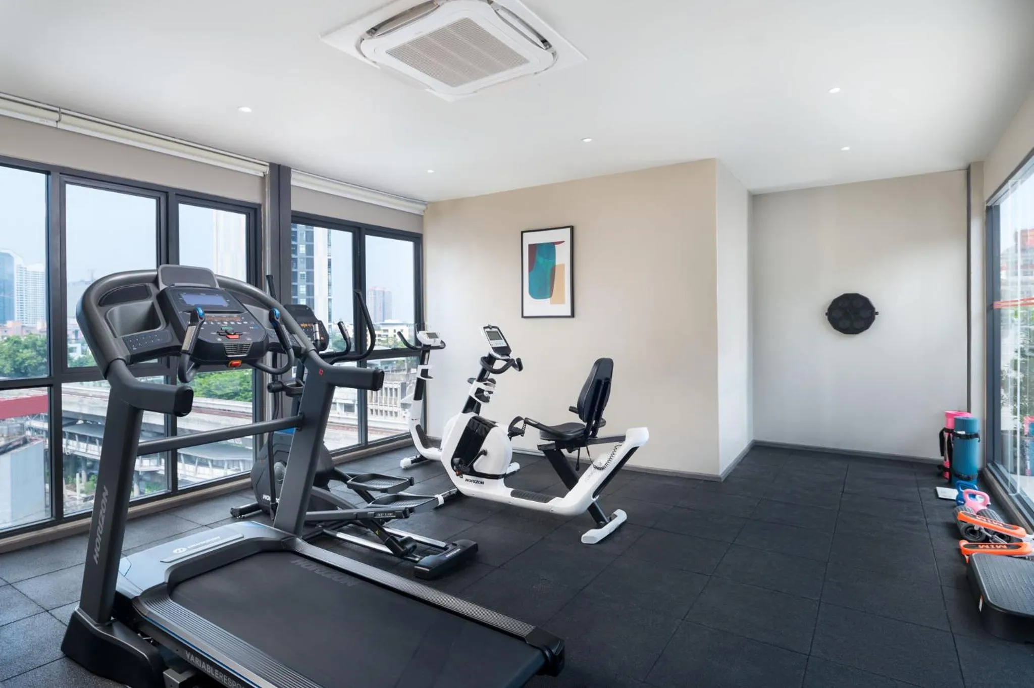 Fitness centre/facilities in Lumen Bangkok Udomsuk Station