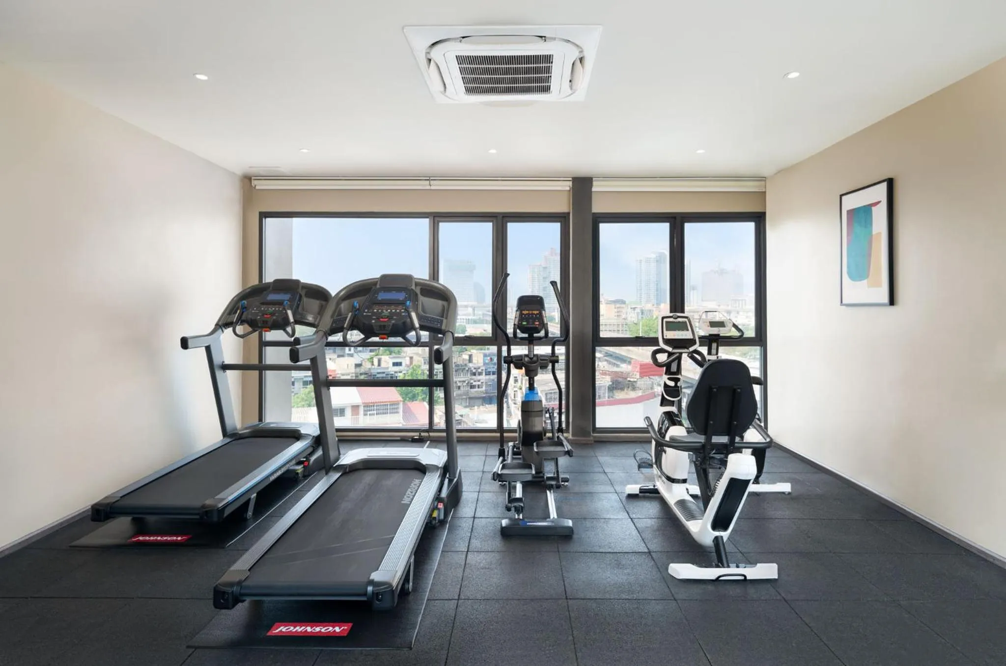 Fitness centre/facilities in Lumen Bangkok Udomsuk Station