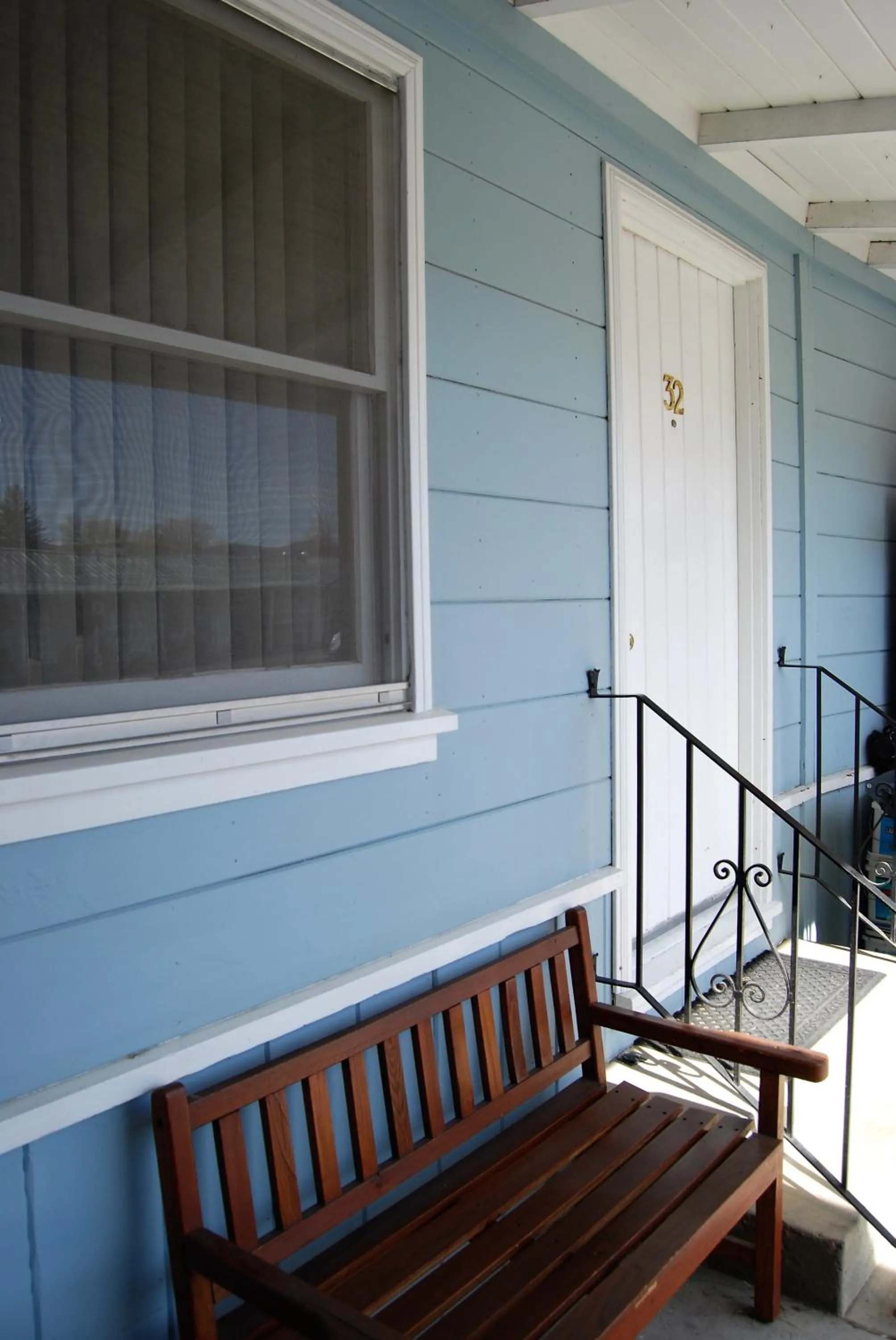Facade/entrance in Redwood Motel