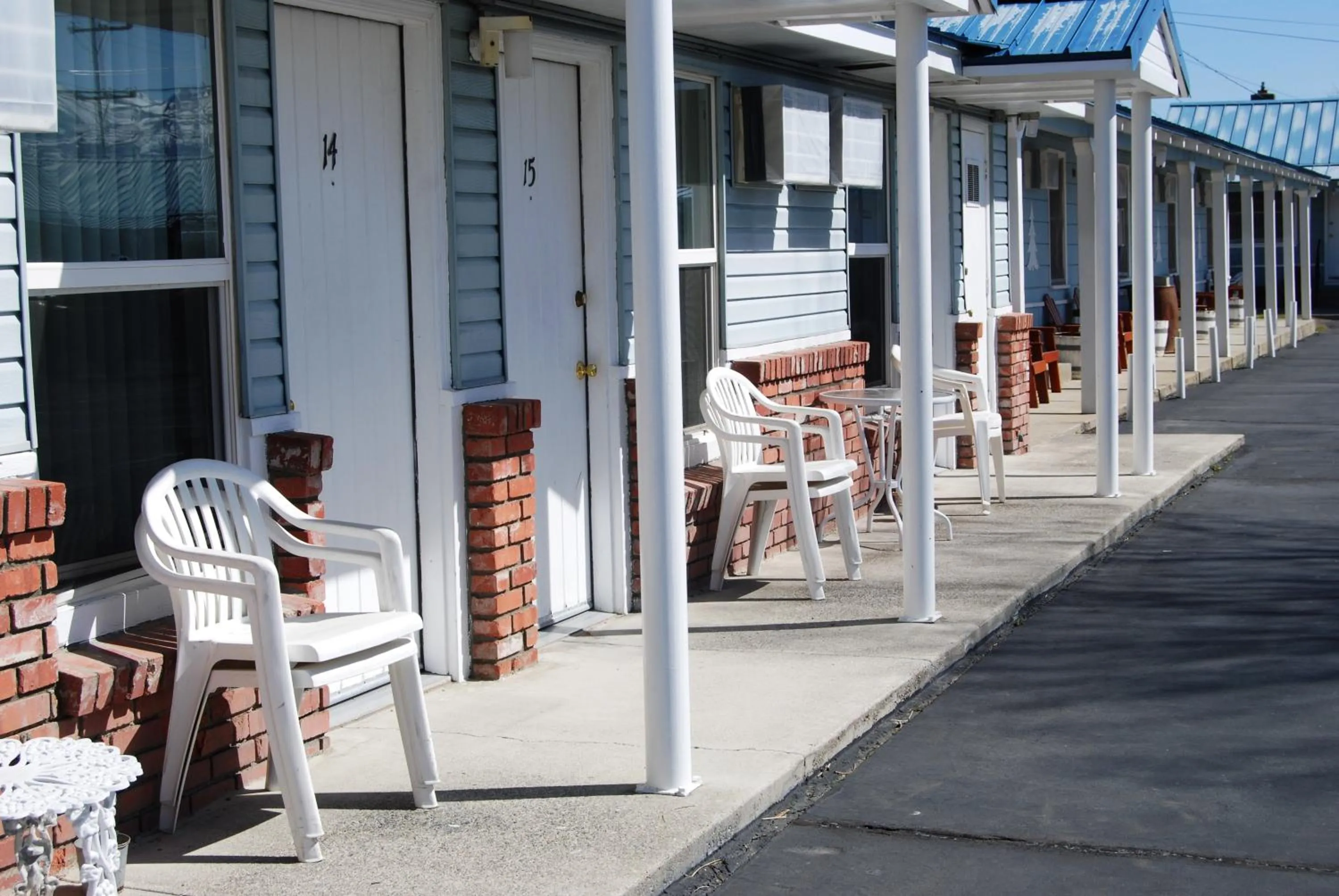 Facade/entrance in Redwood Motel