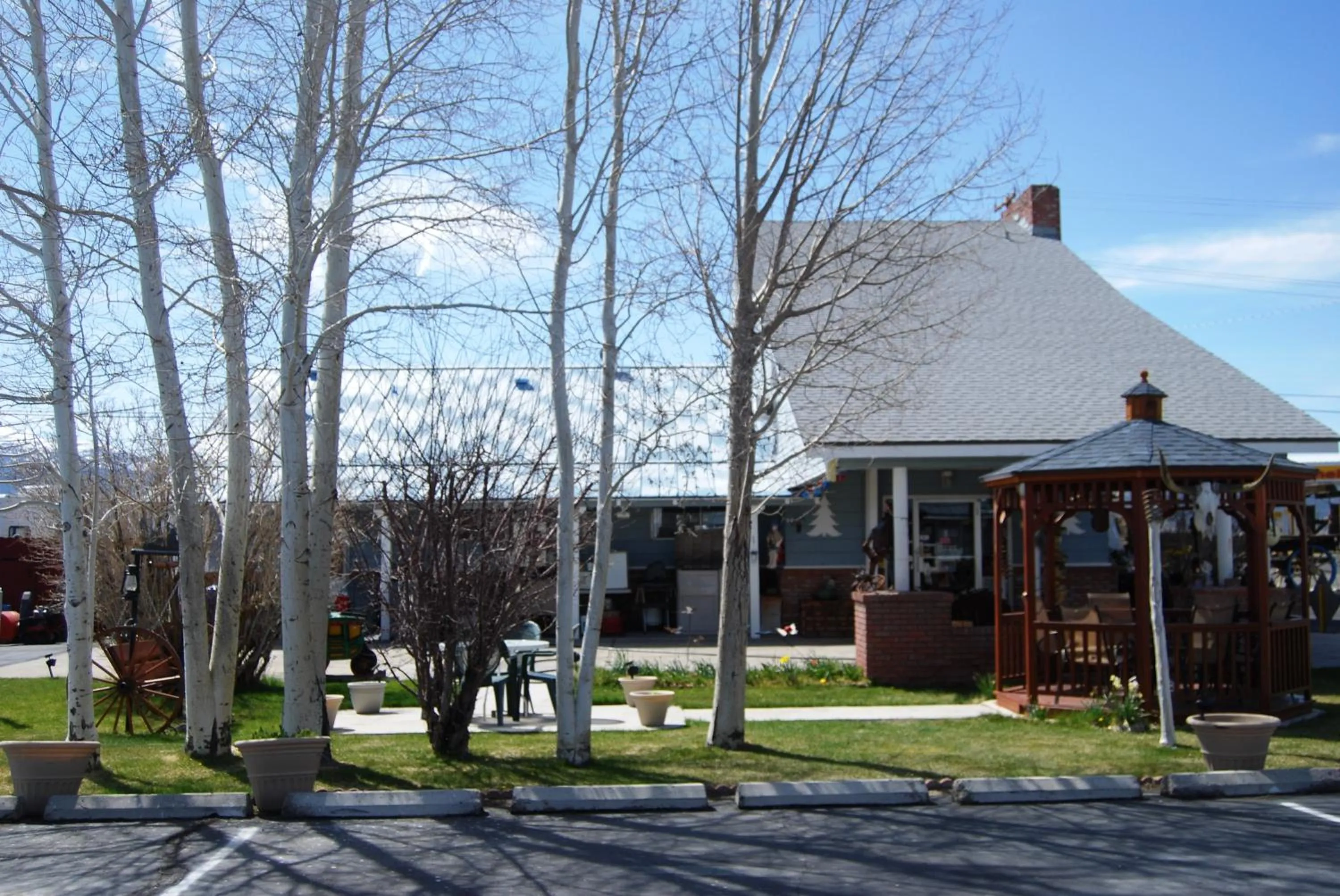 Facade/entrance in Redwood Motel