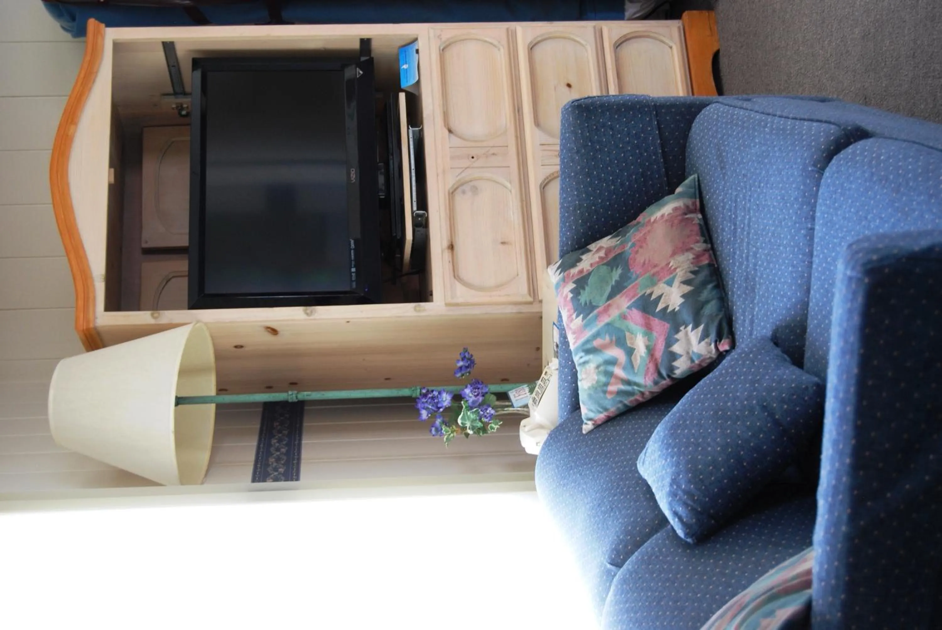 TV and multimedia in Redwood Motel