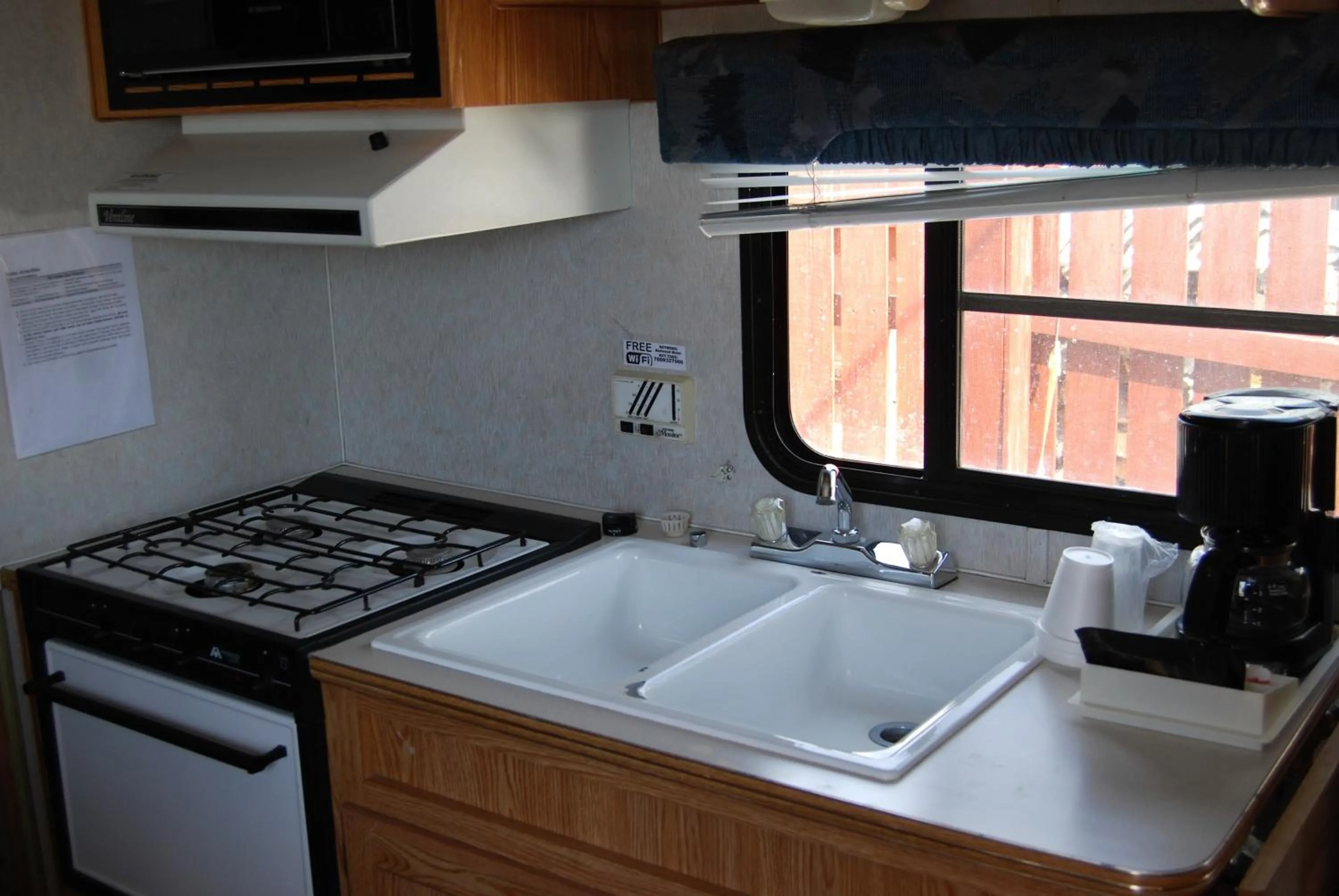 Kitchen or kitchenette in Redwood Motel