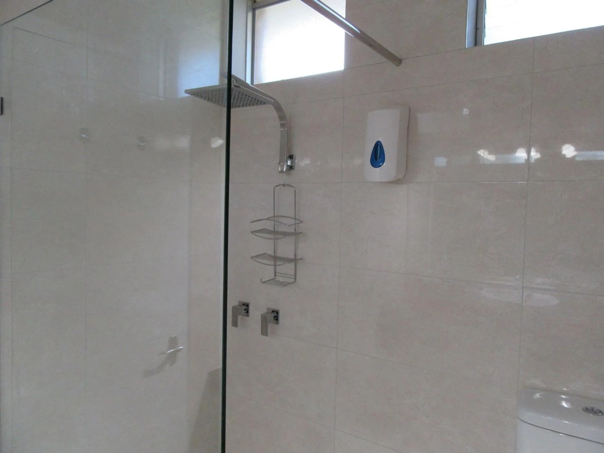 Shower in Acacia Rose Motor Inn