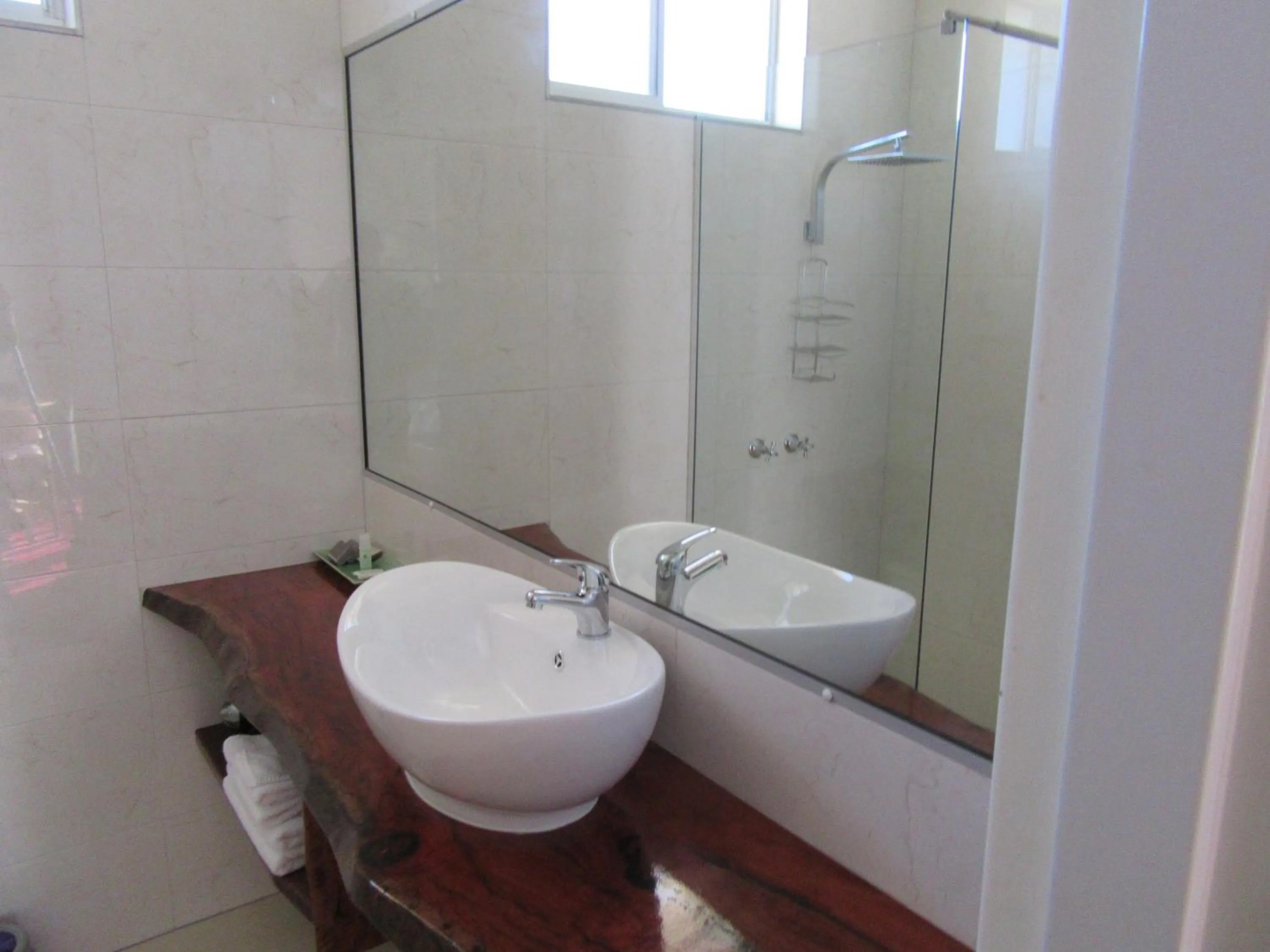 Bathroom in Acacia Rose Motor Inn