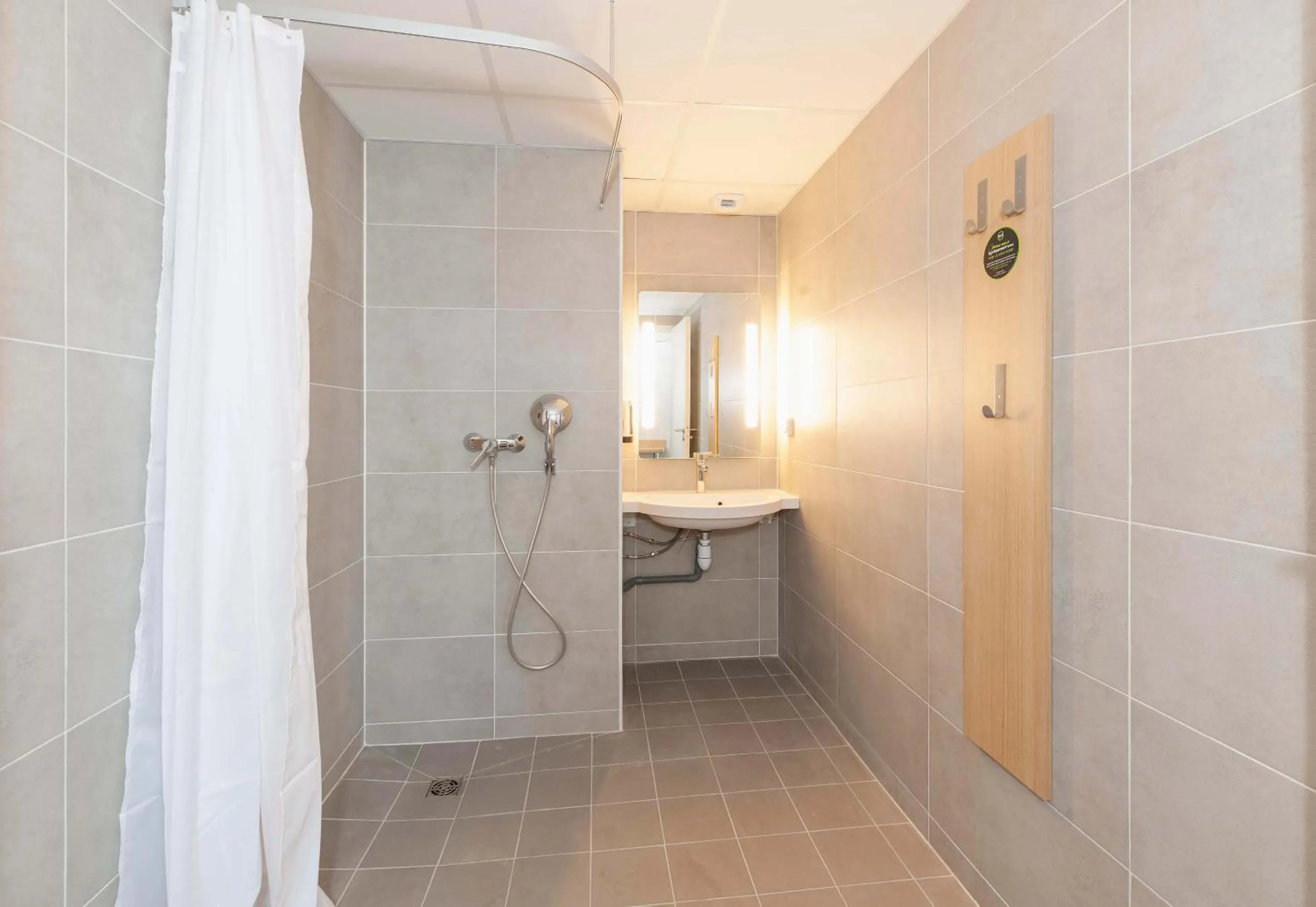 Bathroom in B&B HOTEL Saint-Geours-de-Maremne Hossegor