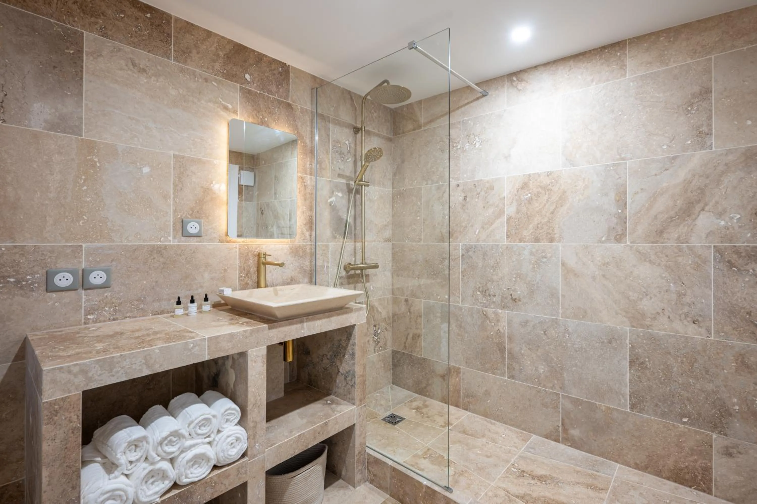 Shower in Quartier Libre Madeleine