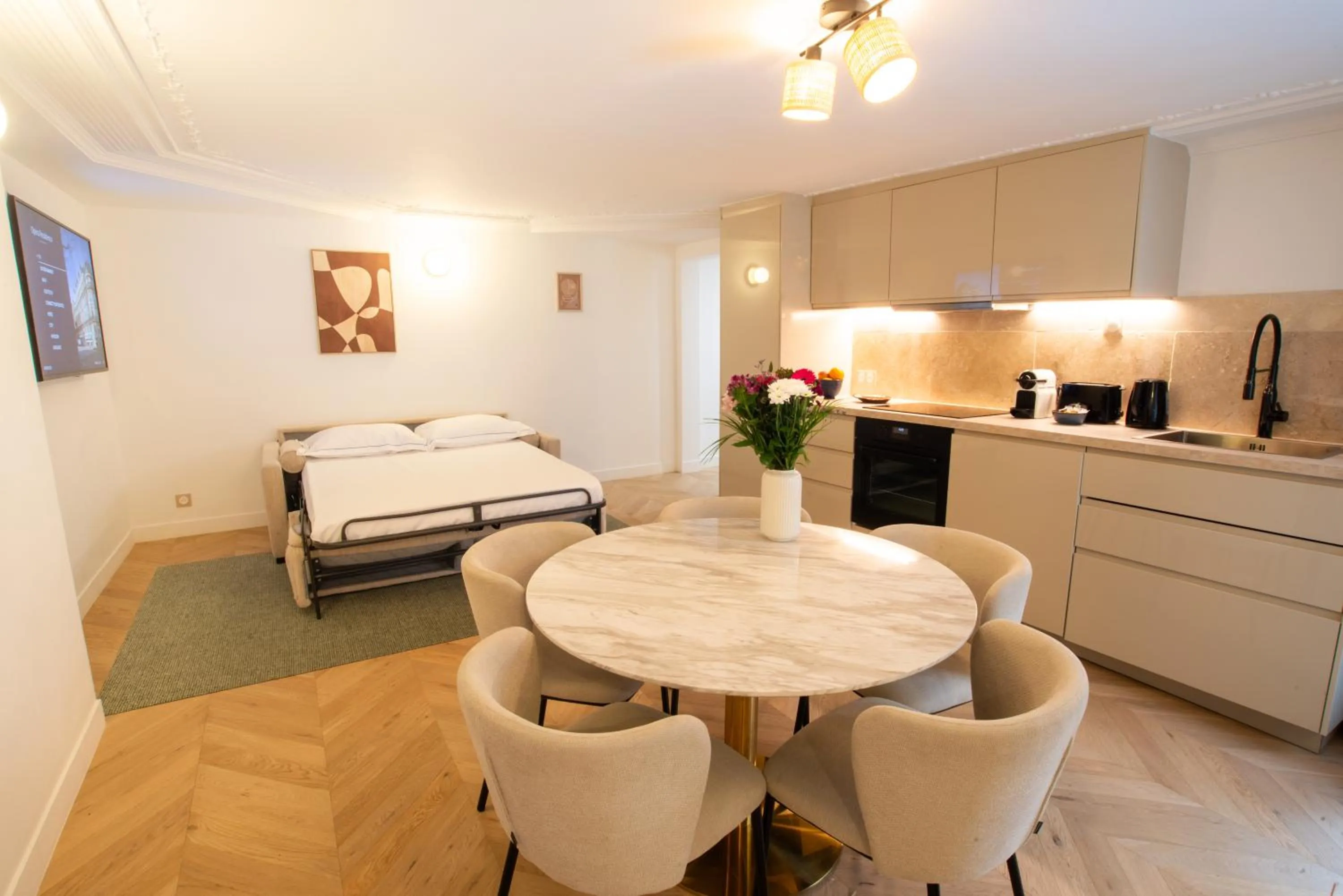 Living room, Bed in Quartier Libre Madeleine