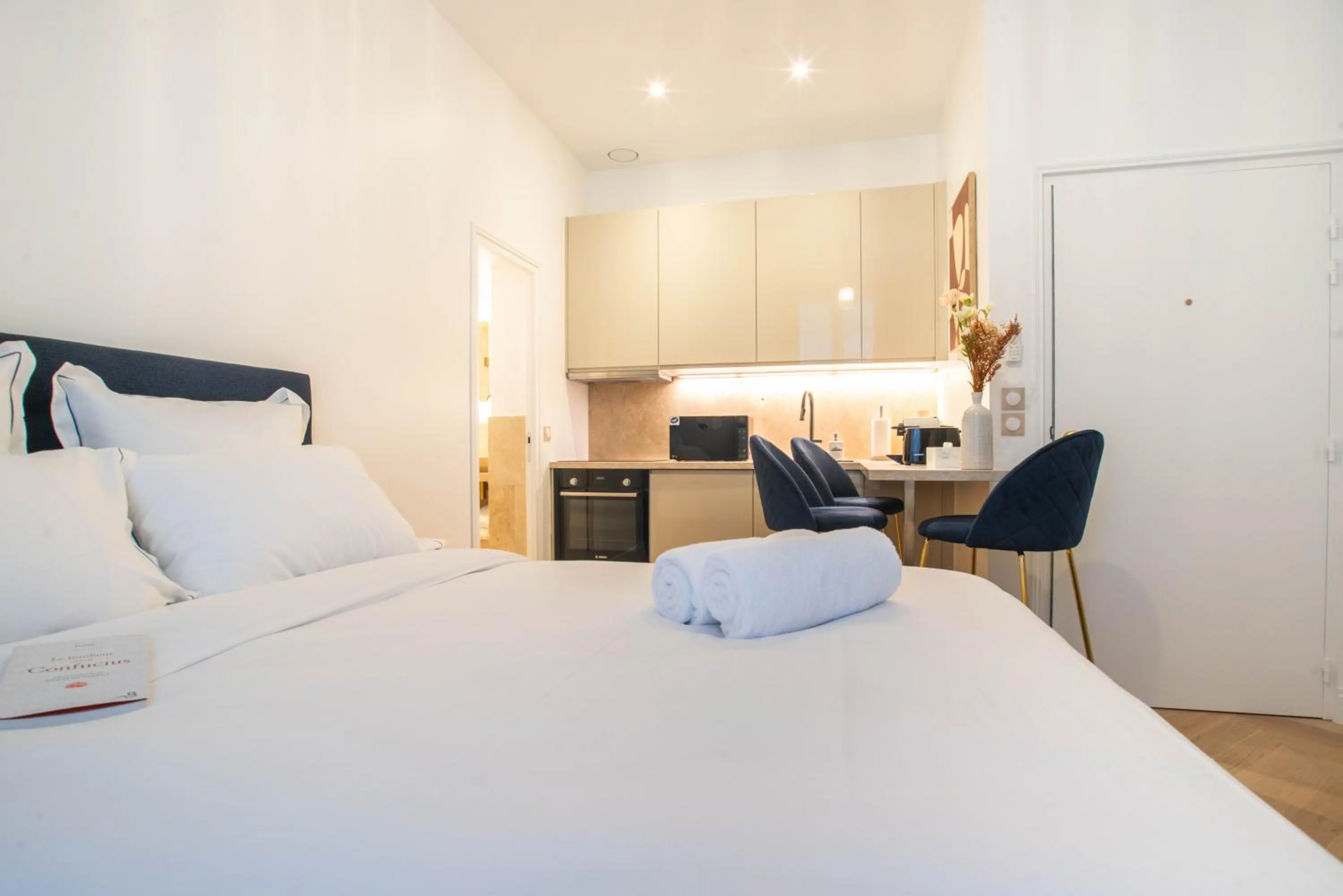 Dining area, Bed in Quartier Libre Madeleine