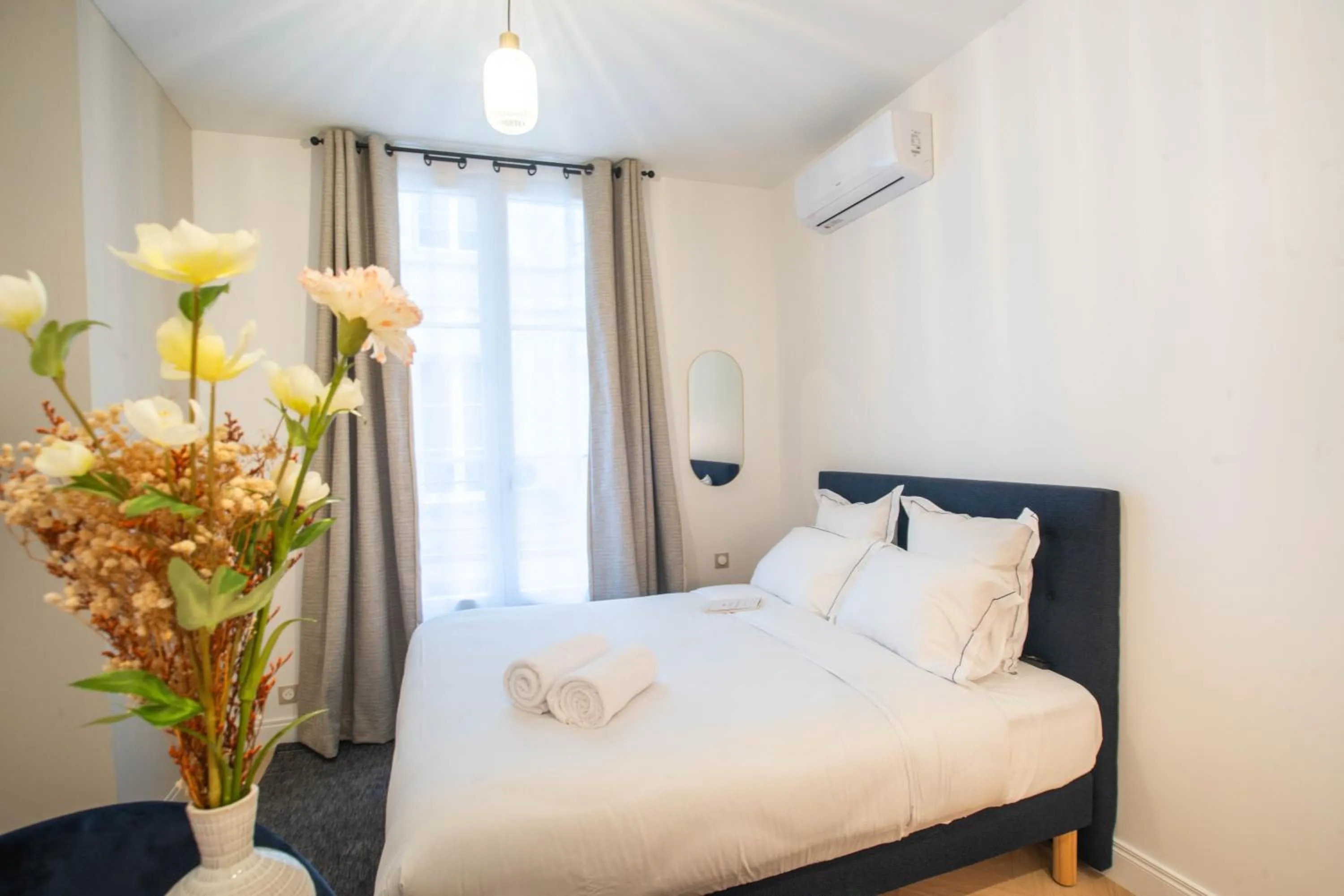 Bedroom, Bed in Quartier Libre Madeleine