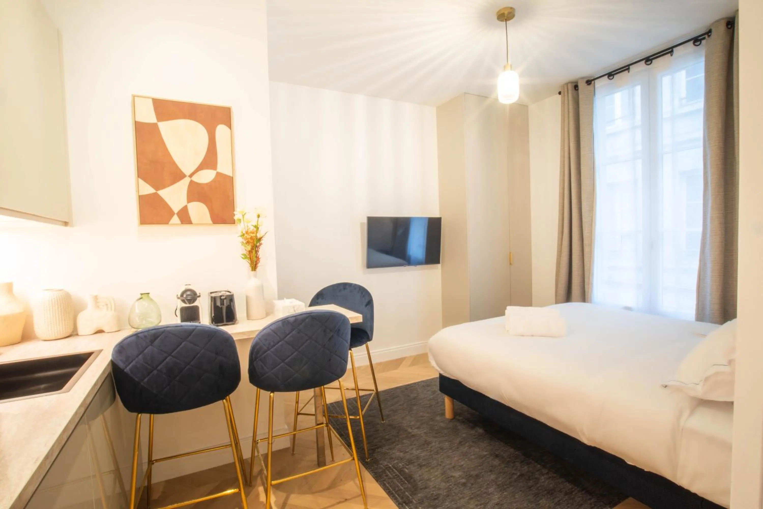 Dining area, Bed in Quartier Libre Madeleine