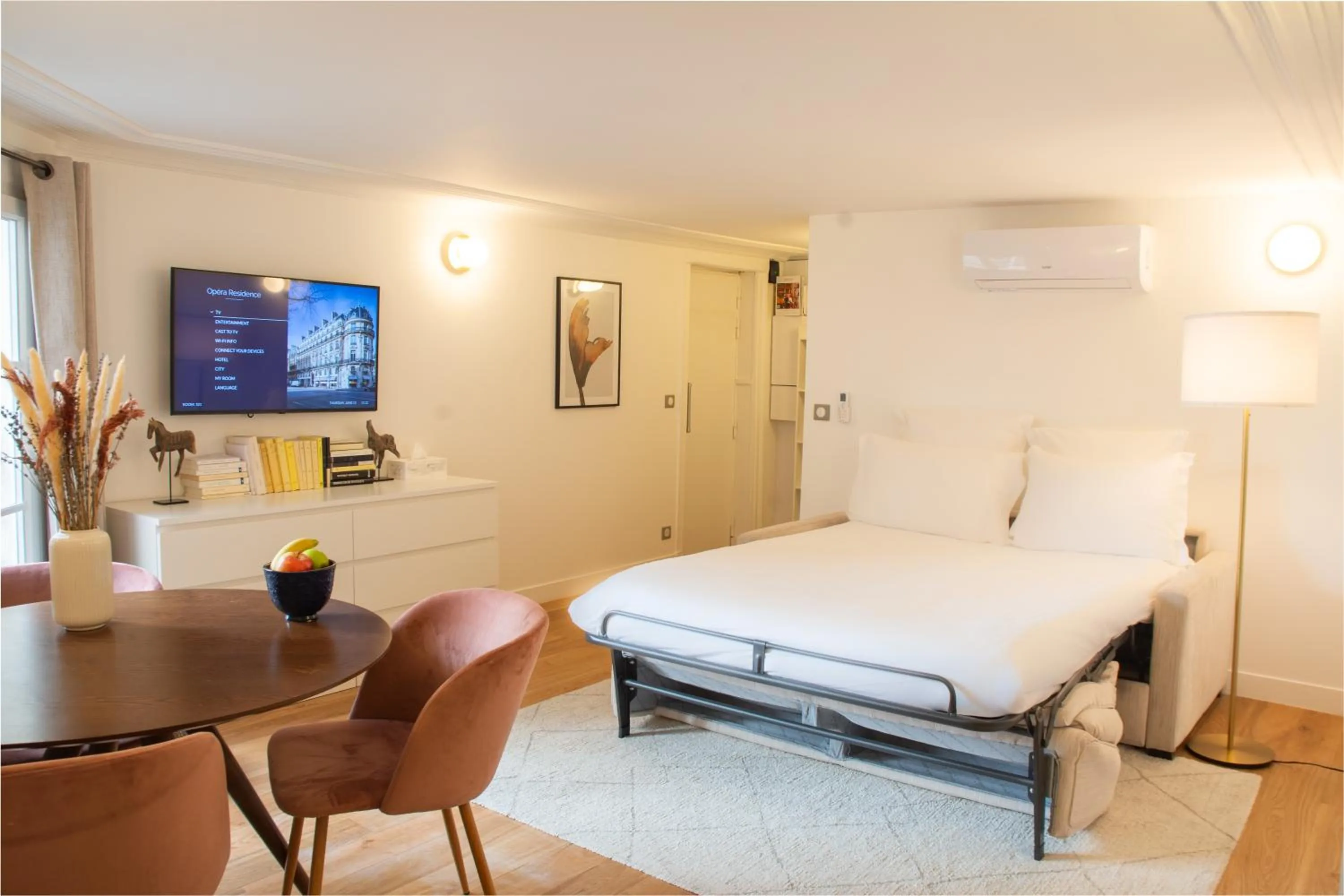 Living room, Bed in Quartier Libre Madeleine