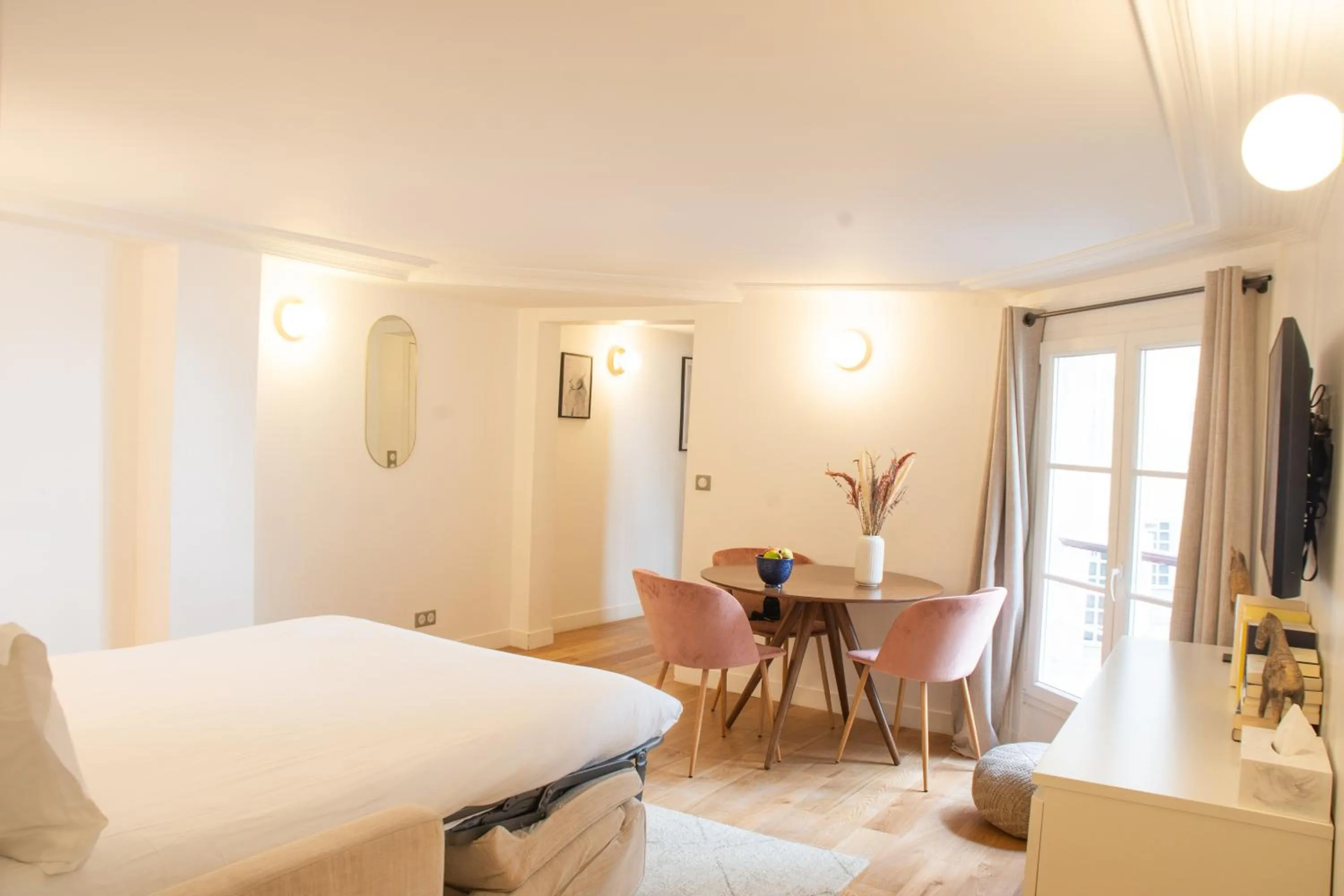 Living room, Bed in Quartier Libre Madeleine