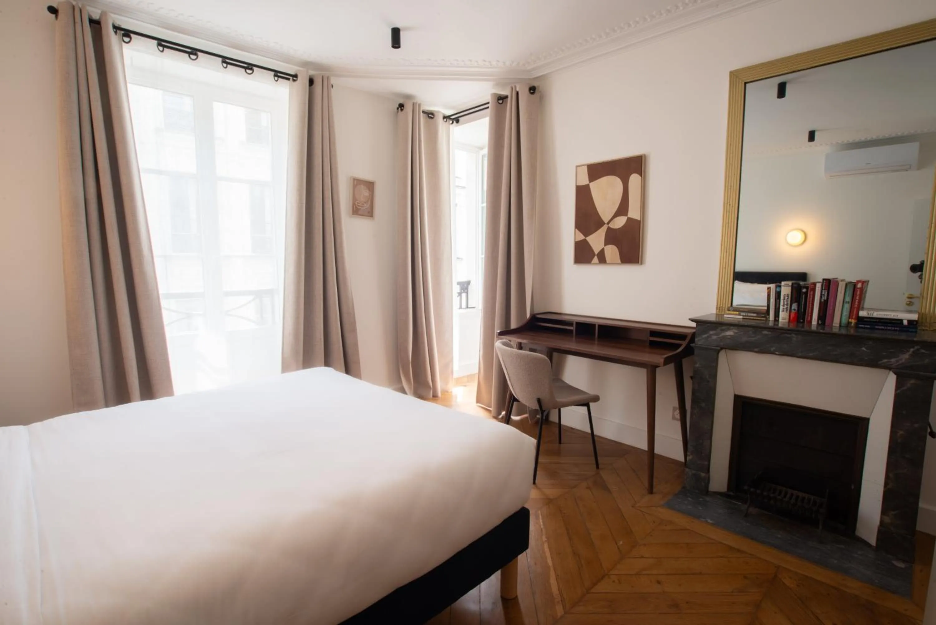 Seating area, Bed in Quartier Libre Madeleine