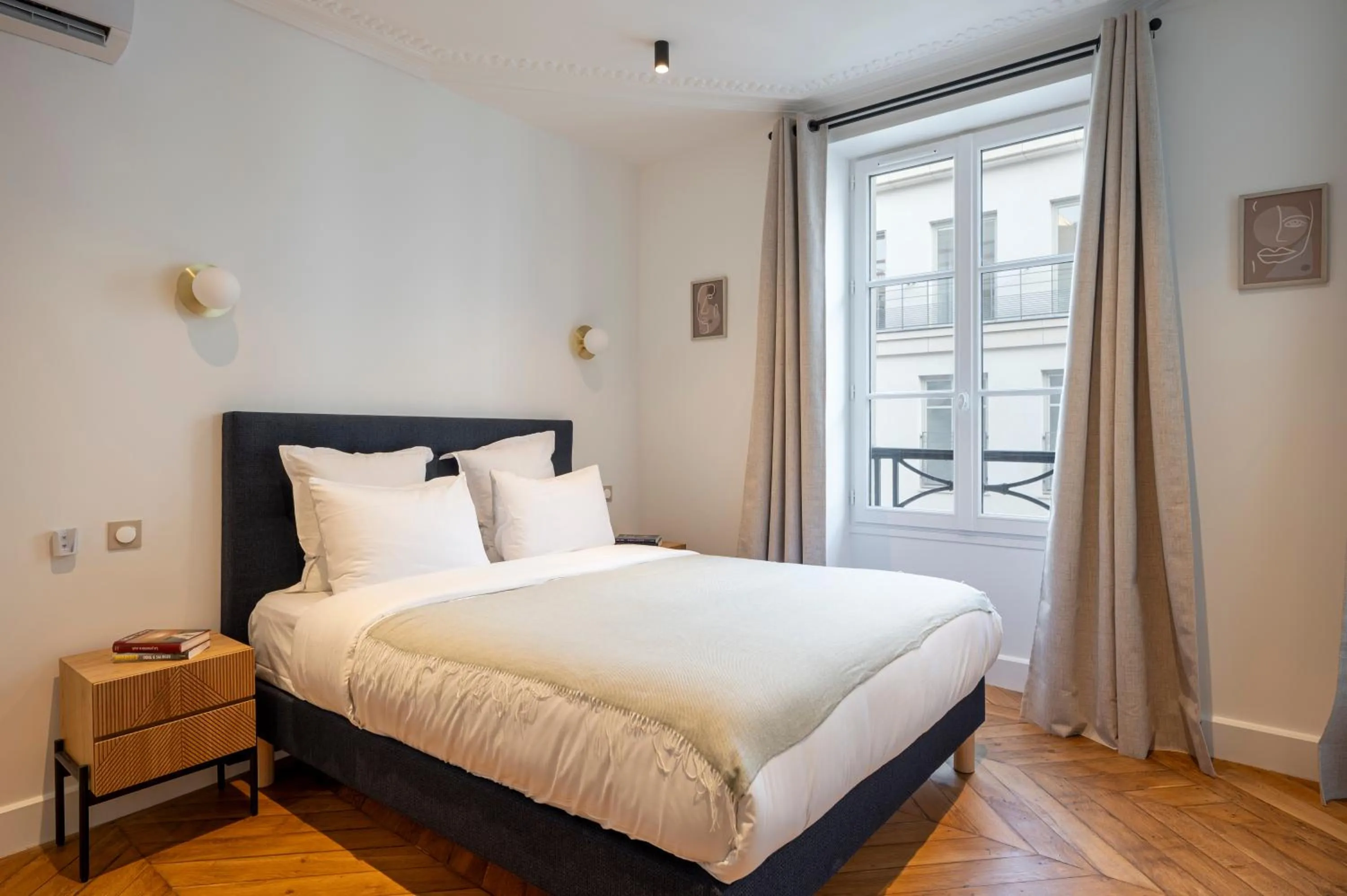 Bedroom, Bed in Quartier Libre Madeleine