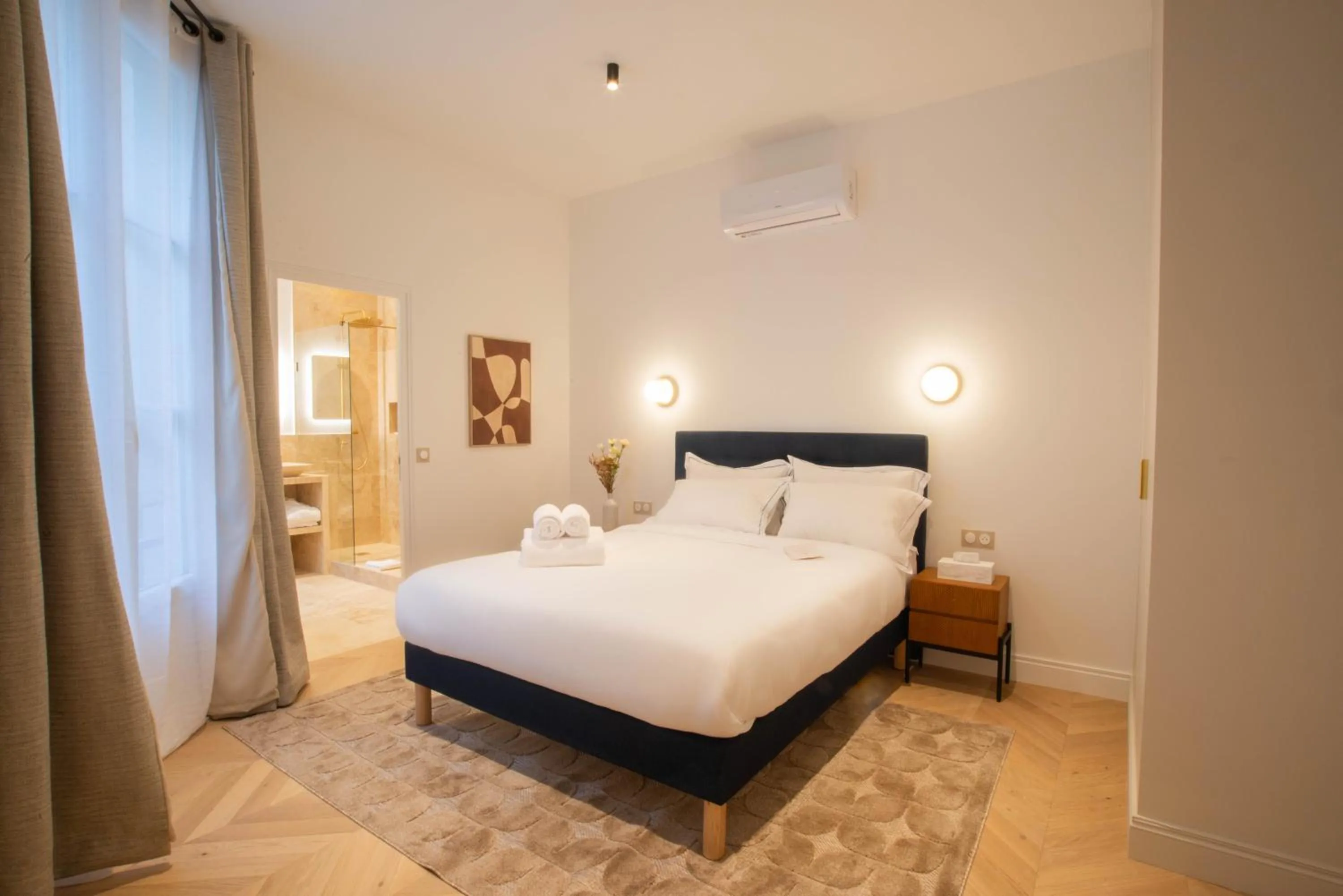 Bedroom, Bed in Quartier Libre Madeleine