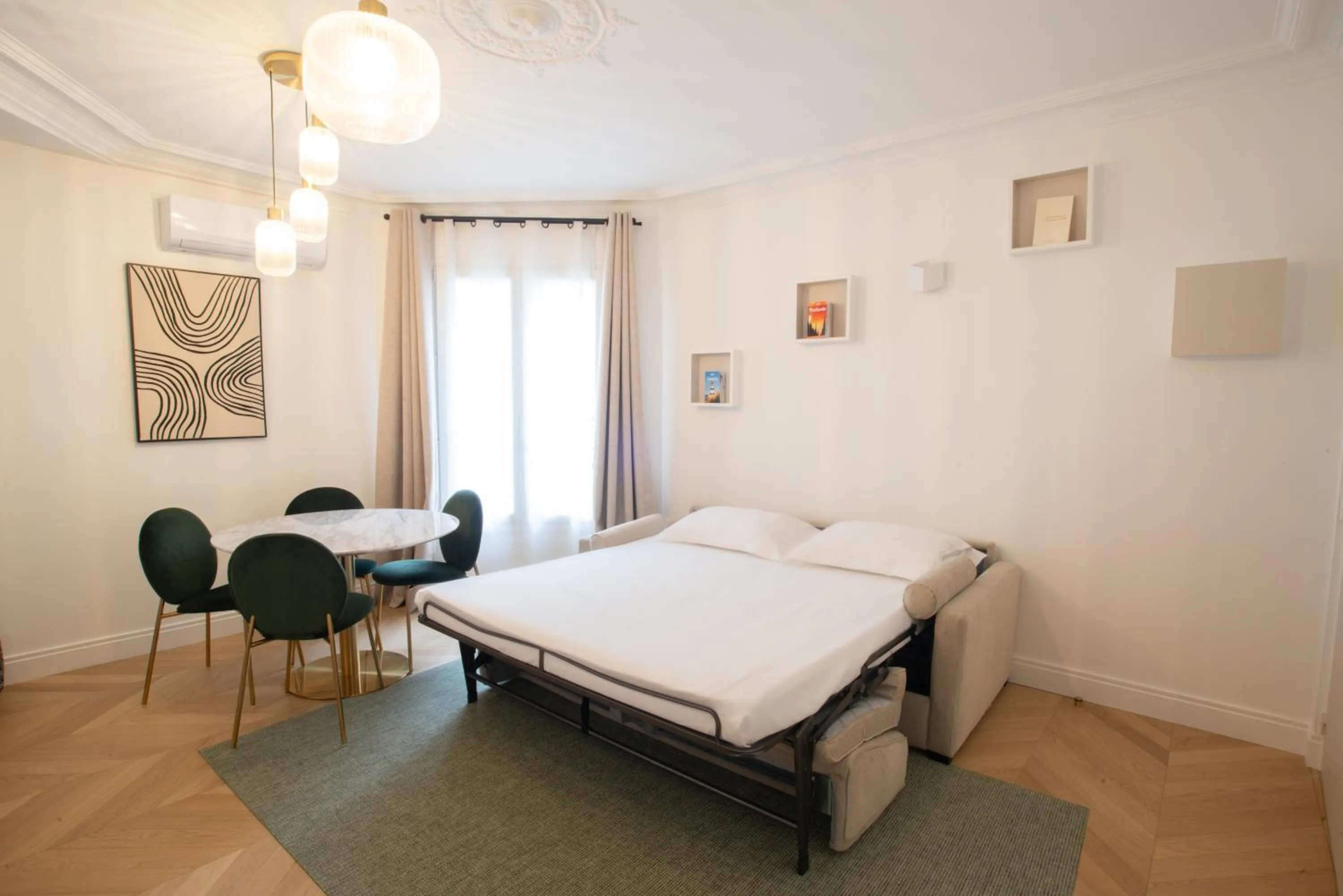 Living room, Bed in Quartier Libre Madeleine