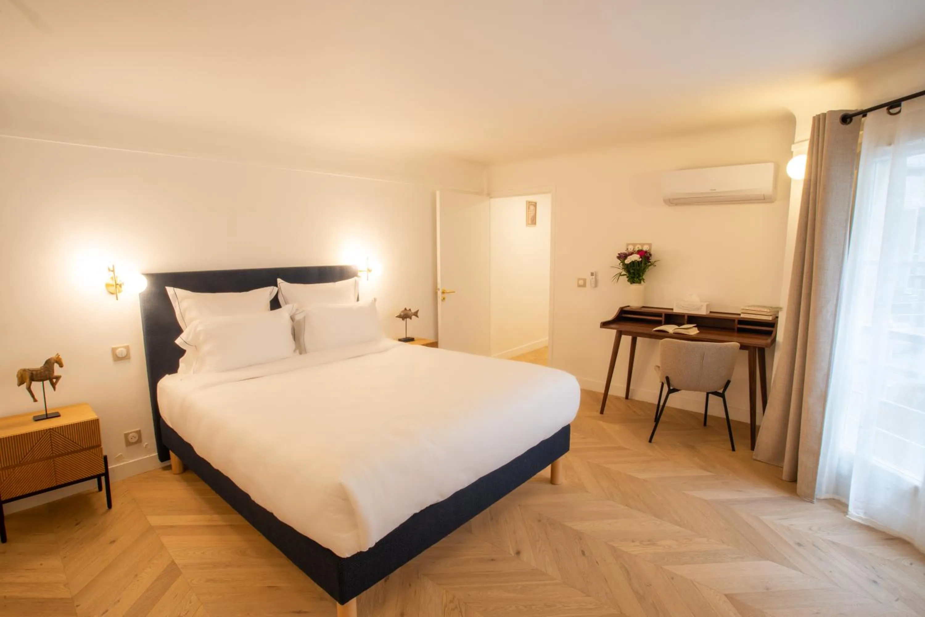 Bedroom, Bed in Quartier Libre Madeleine