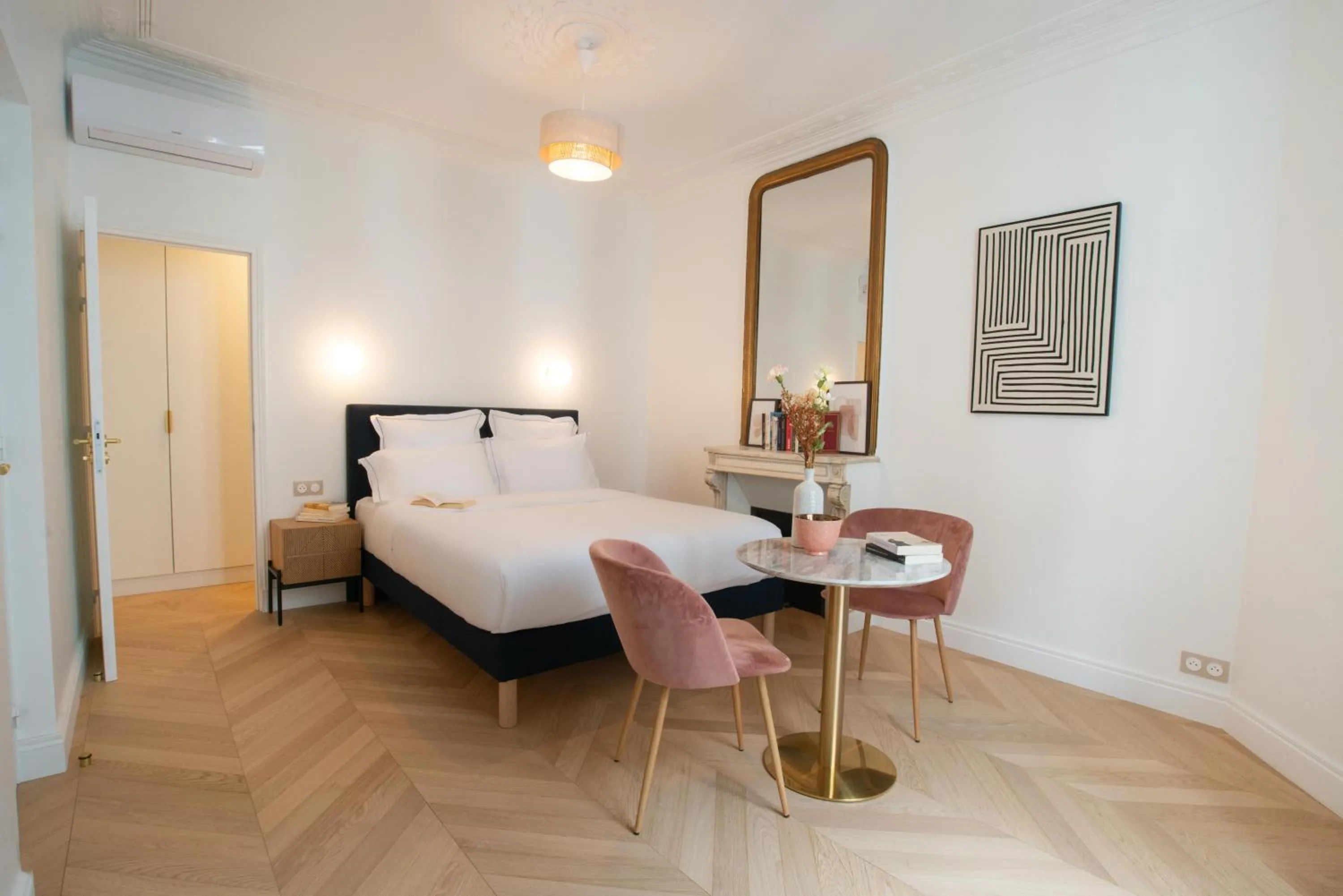 Seating area, Bed in Quartier Libre Madeleine