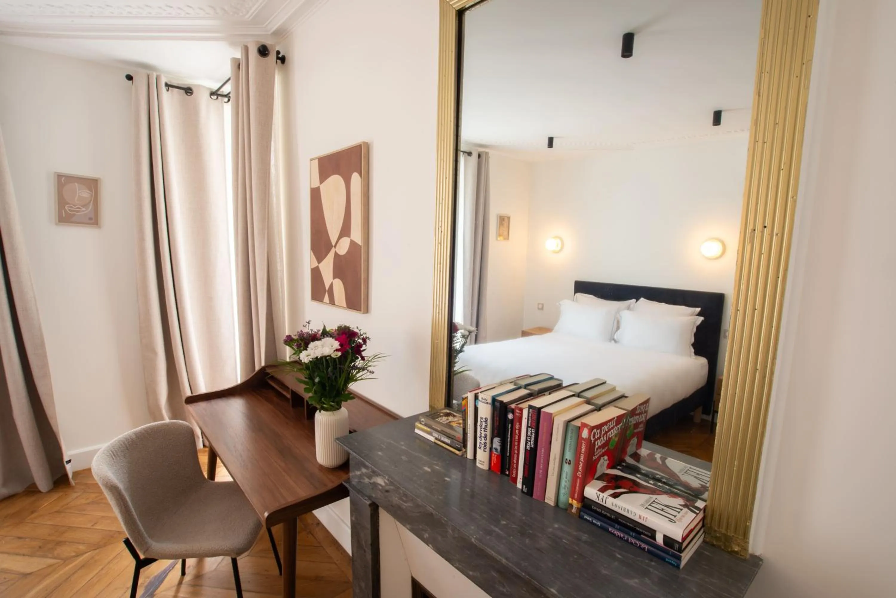 Decorative detail, Bed in Quartier Libre Madeleine