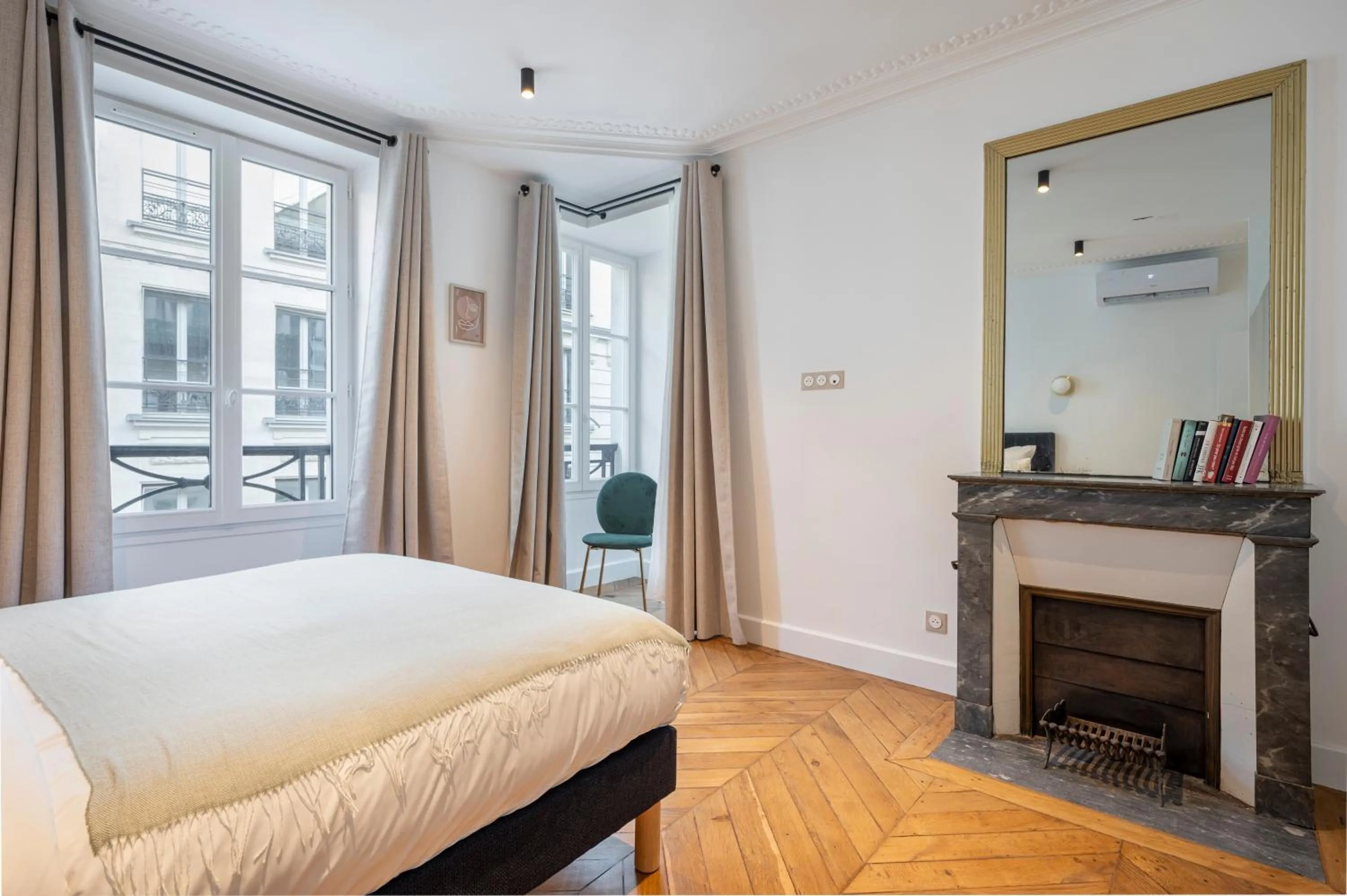 Bedroom, Bed in Quartier Libre Madeleine