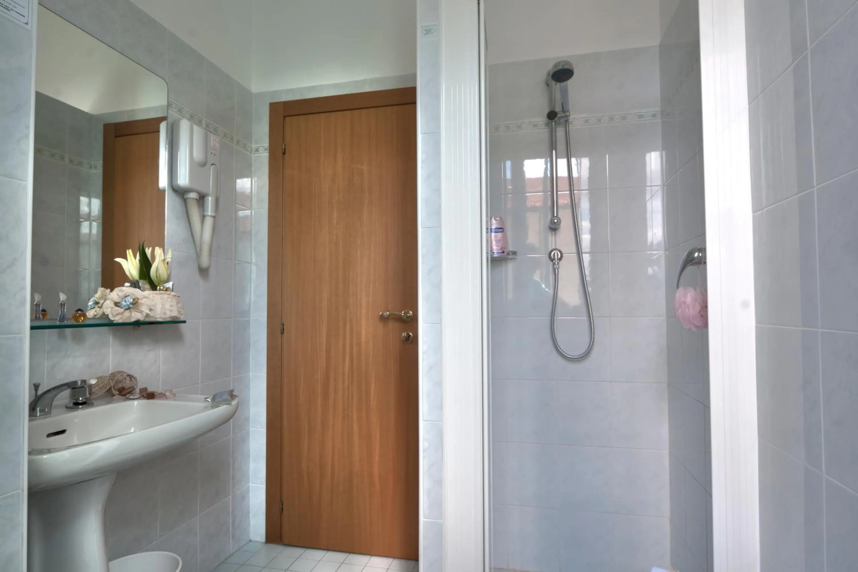 Shower in Hotel Hamilton