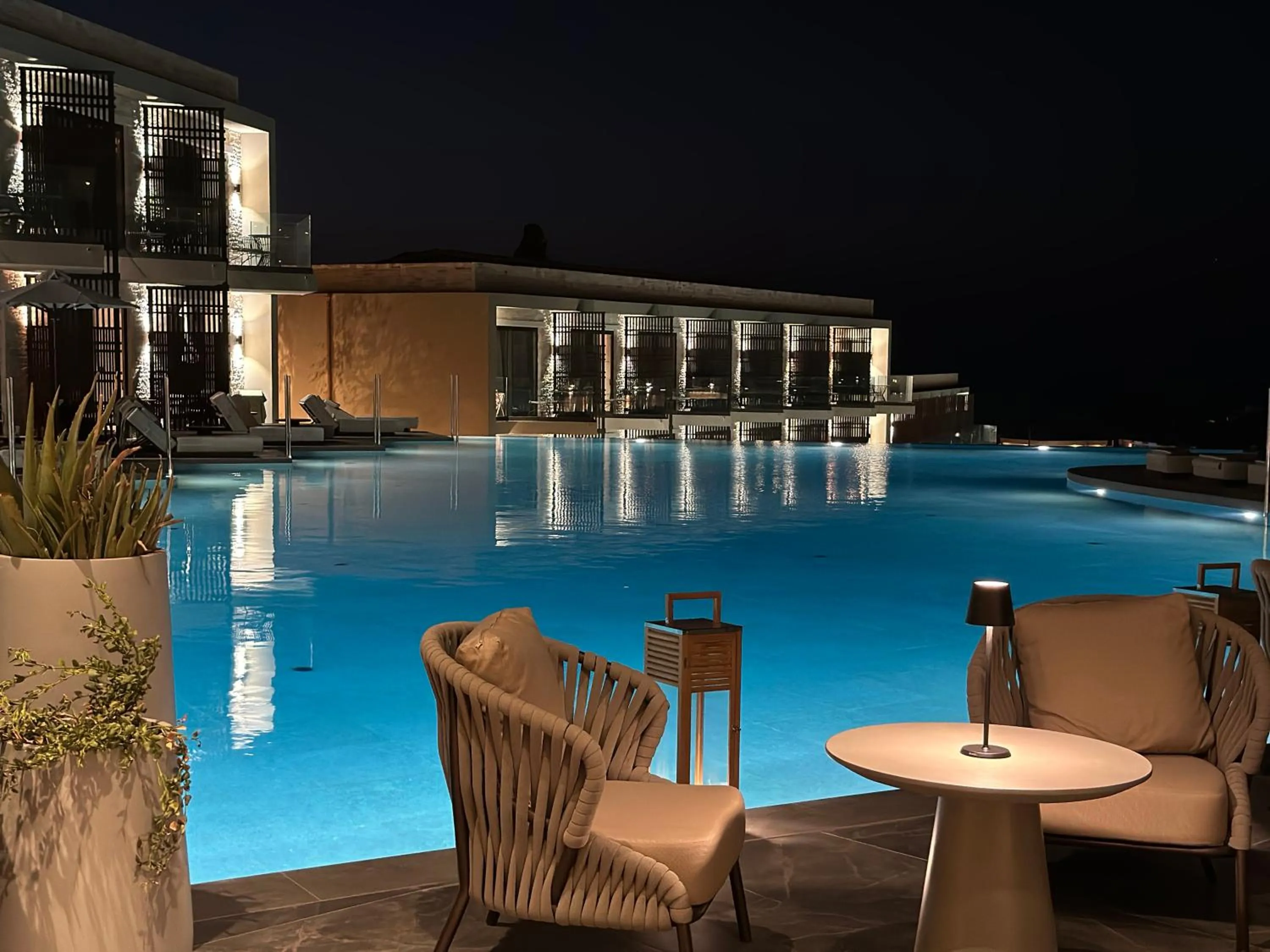 Swimming pool in King Jason Zante – Designed for Adults