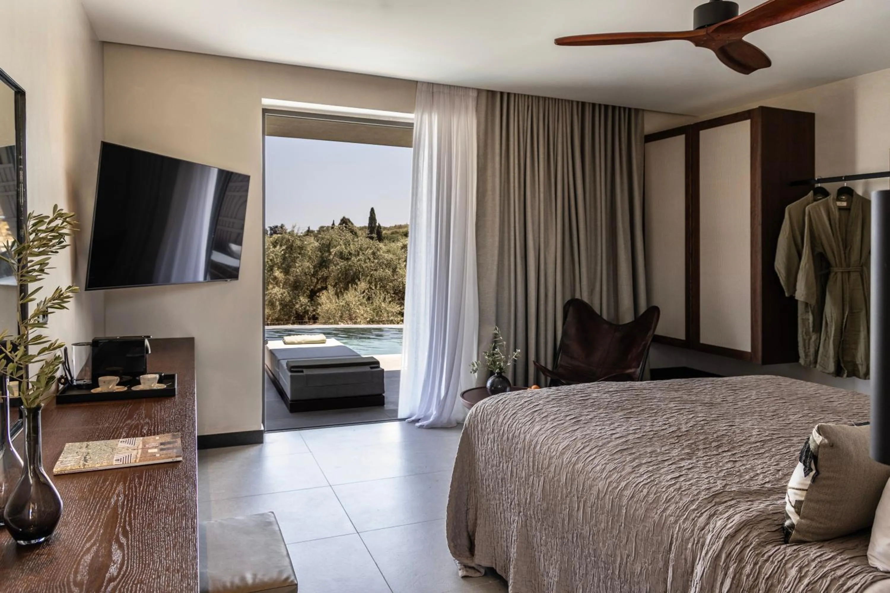Bedroom, Bed in King Jason Zante – Designed for Adults