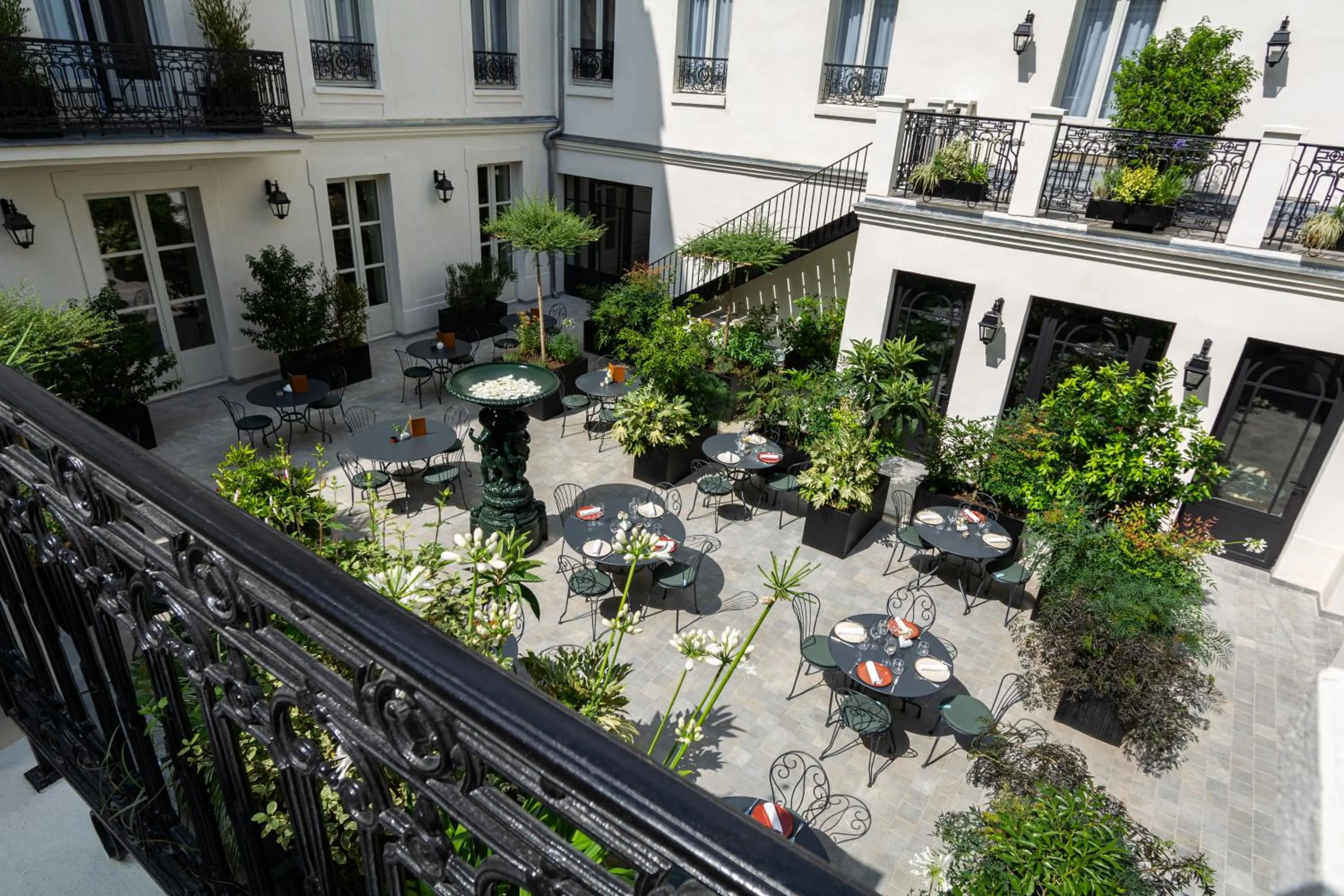 Patio in Hôtel & SPA Napoléon