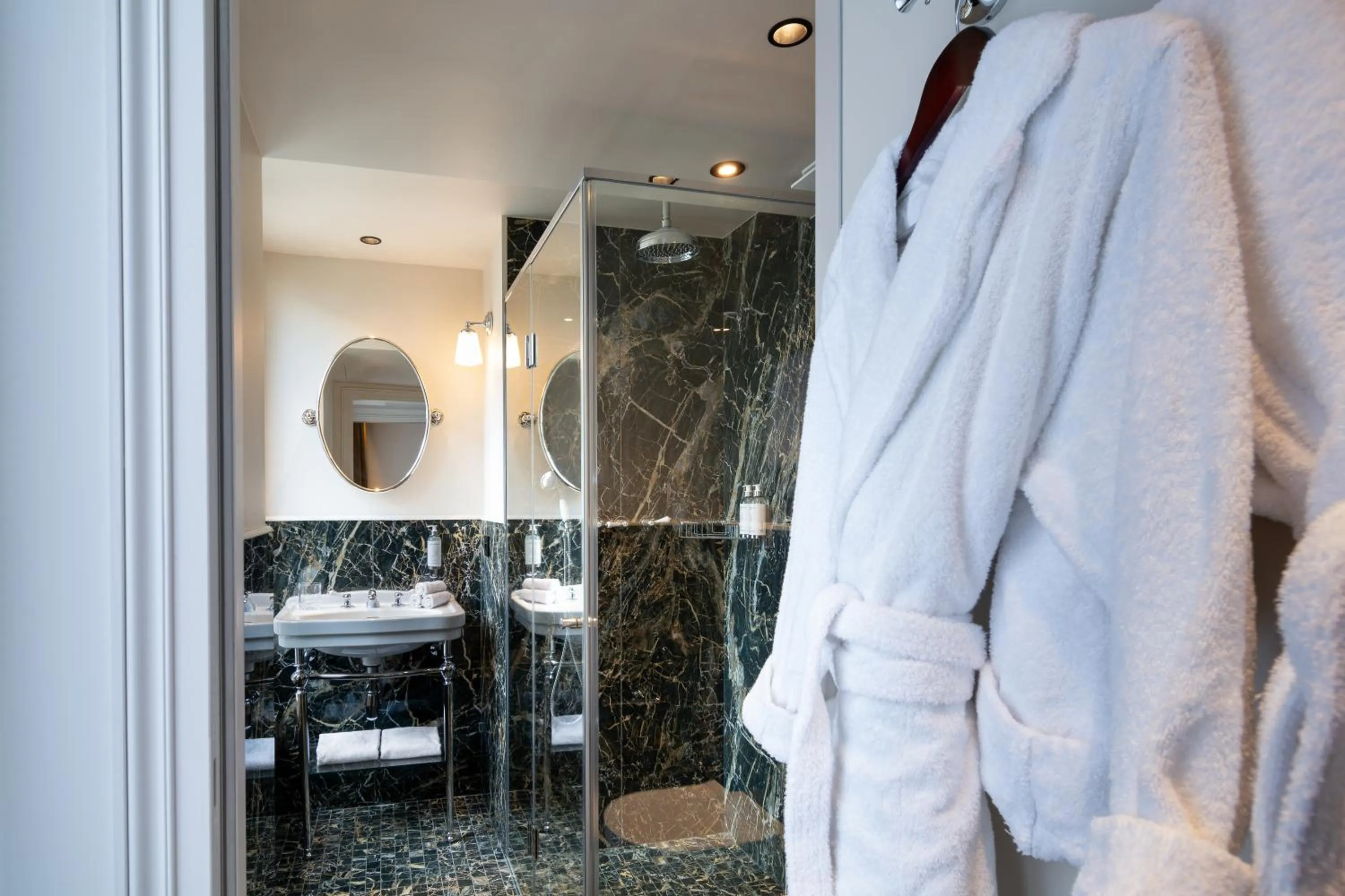 Shower in Hôtel & SPA Napoléon