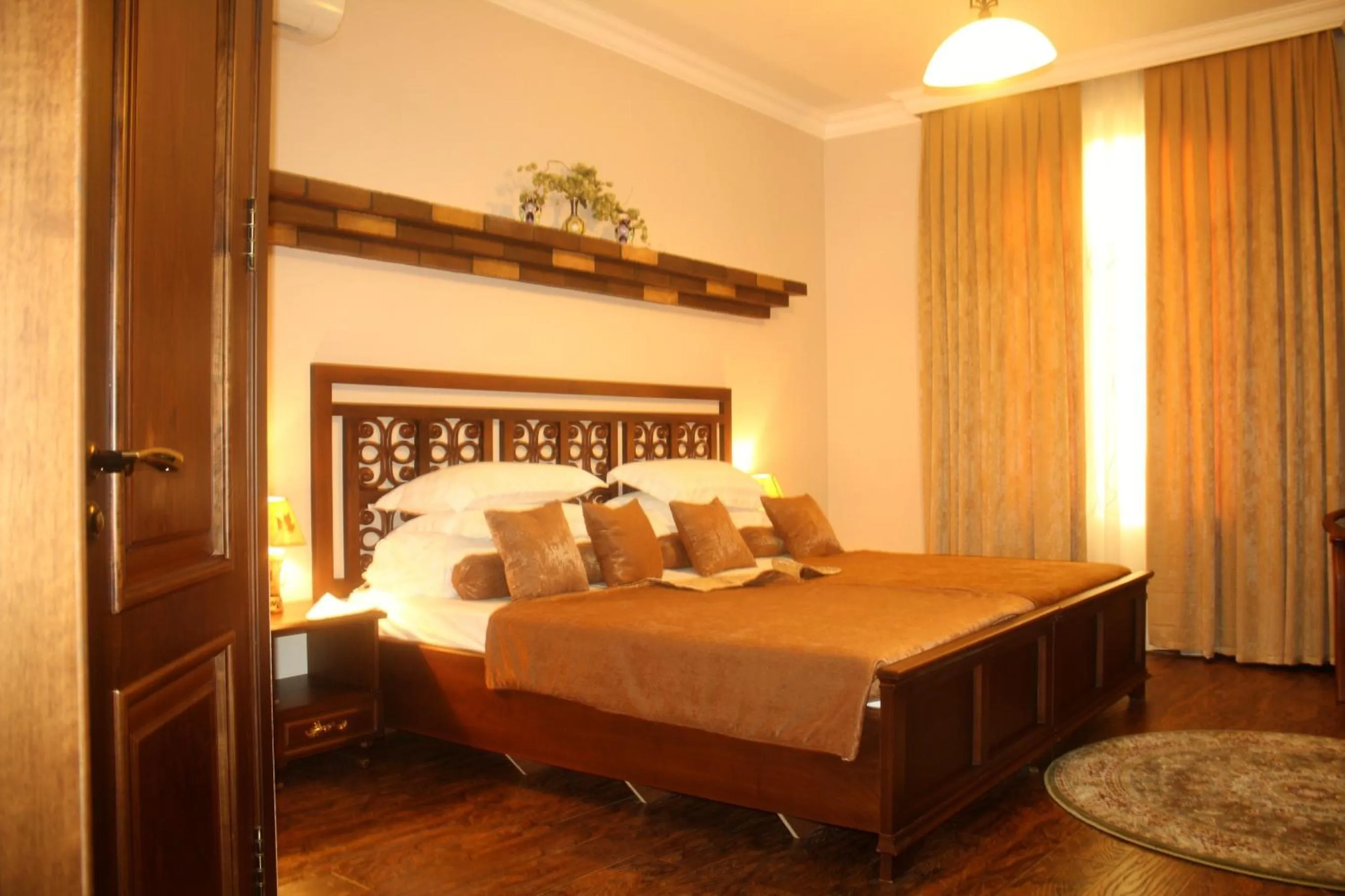 Photo of the whole room, Bed in Platan