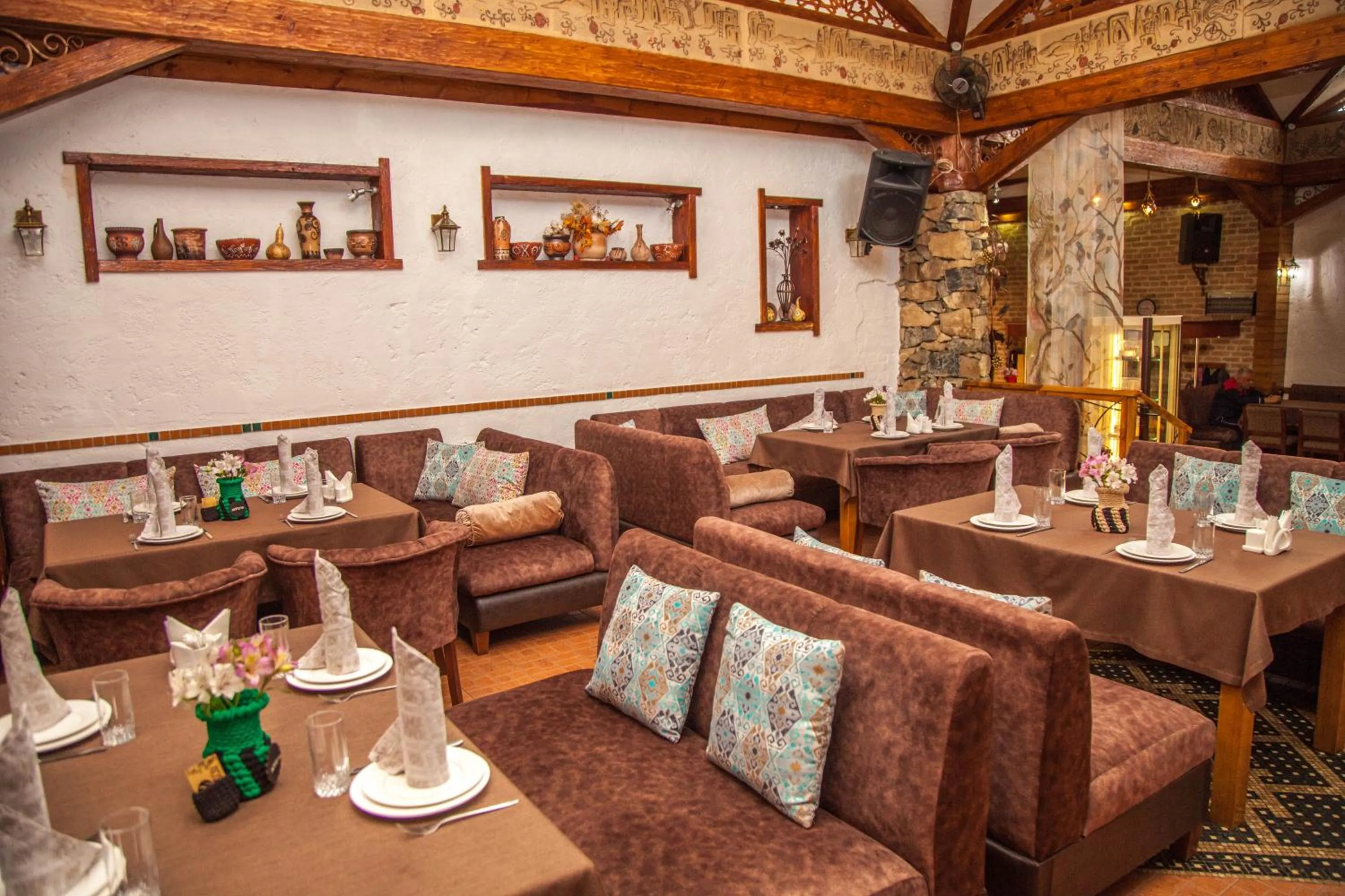 Restaurant/places to eat in Platan