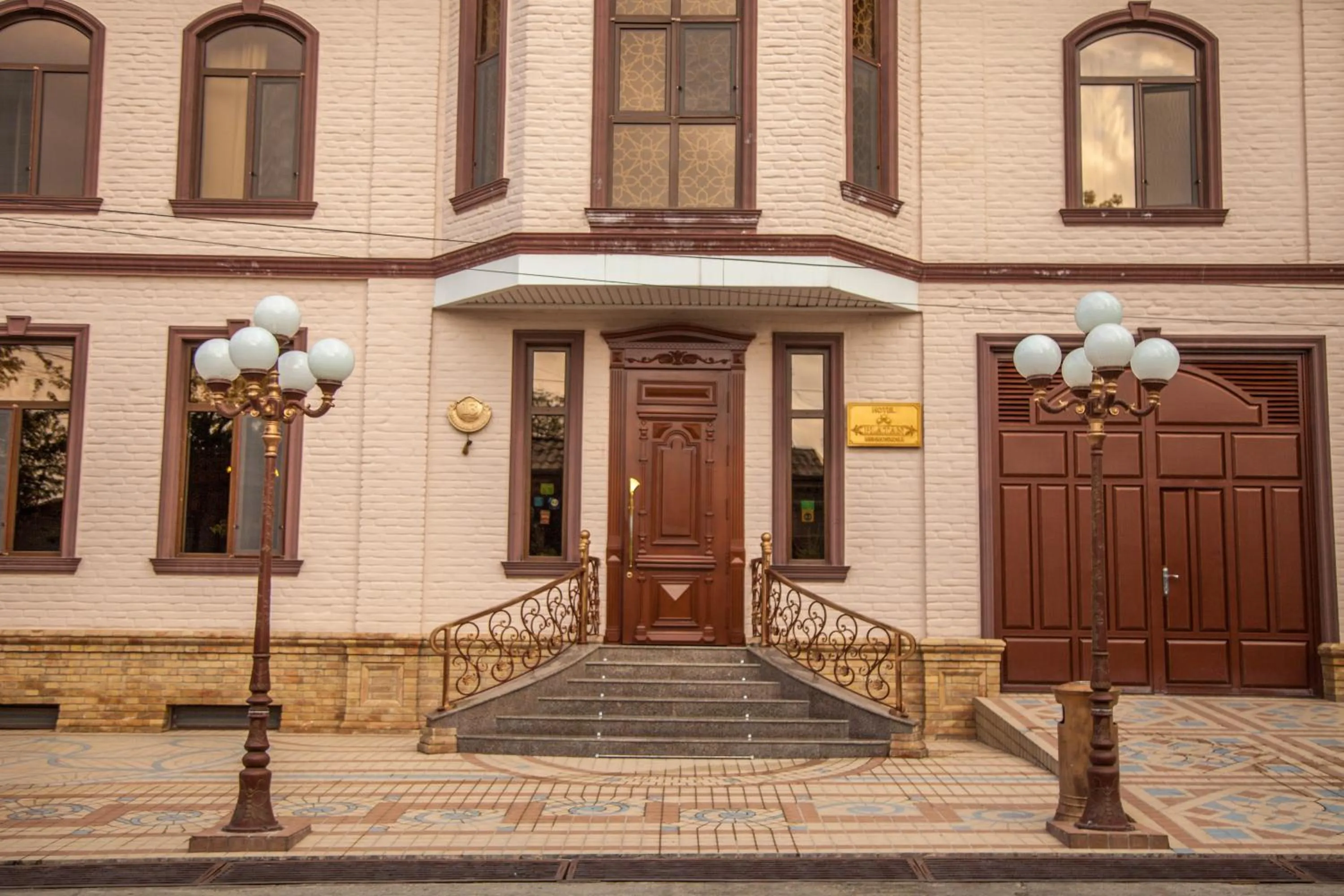 Facade/entrance in Platan